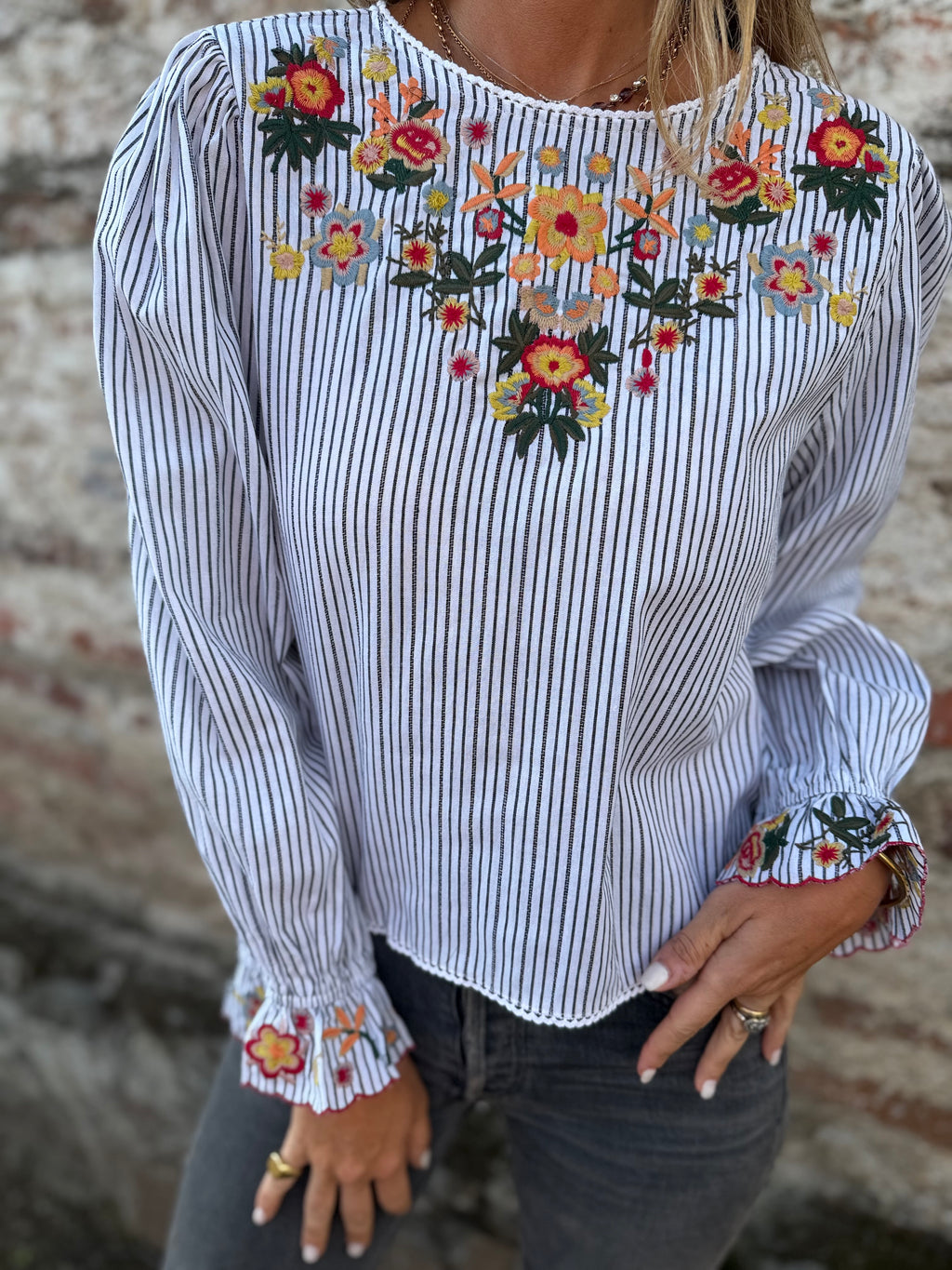 Blusa mangas vuelos floreados negra