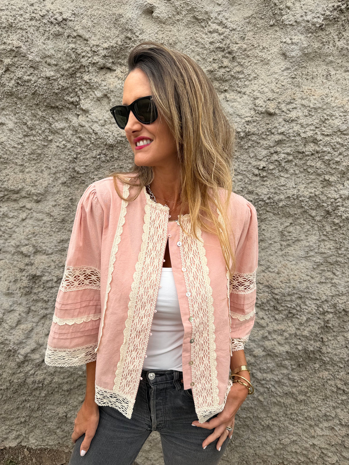 Chaqueta preciosa detalles macramé rosada
