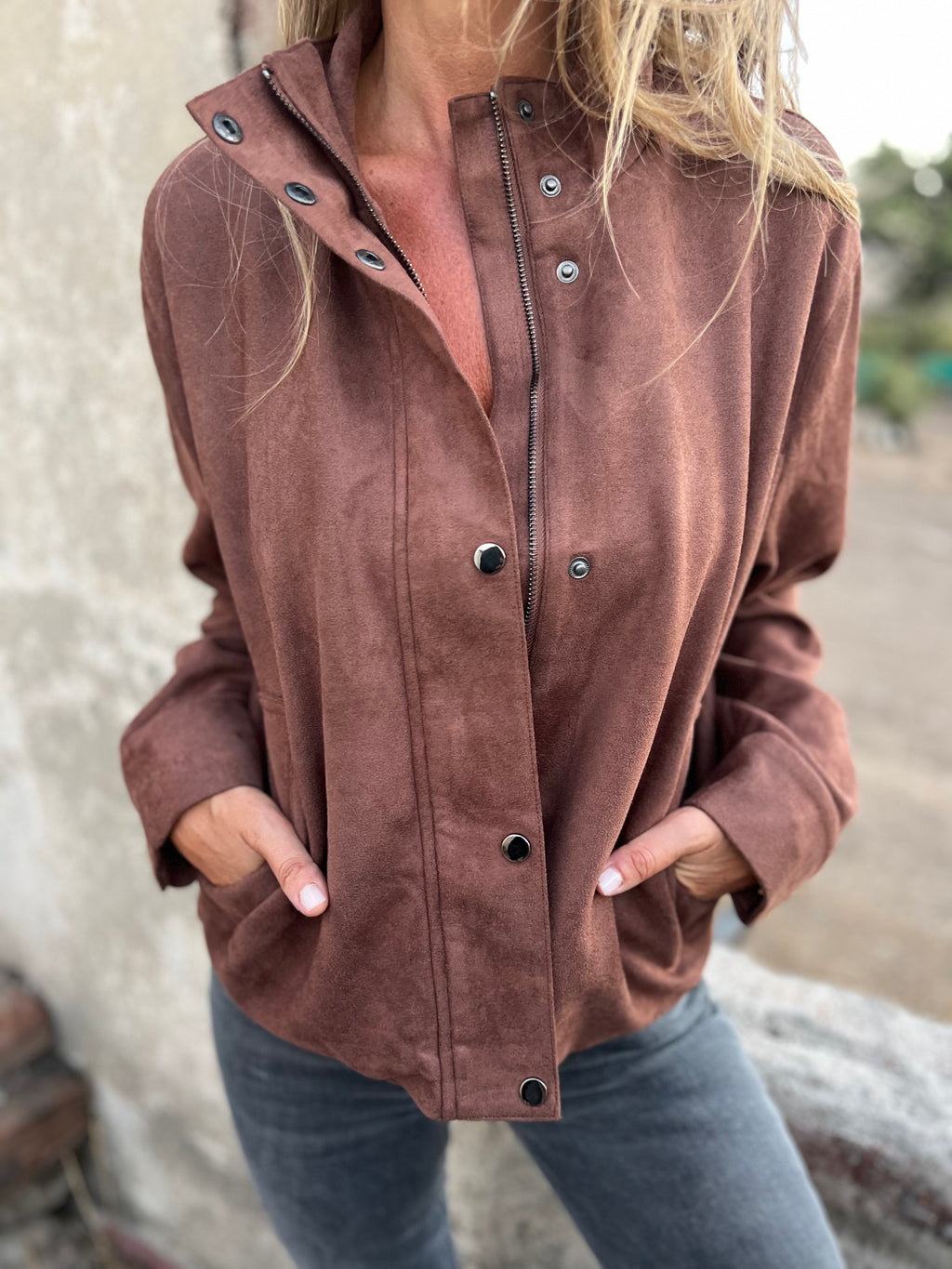 Chaqueta suede bolsillo clásico chocolate