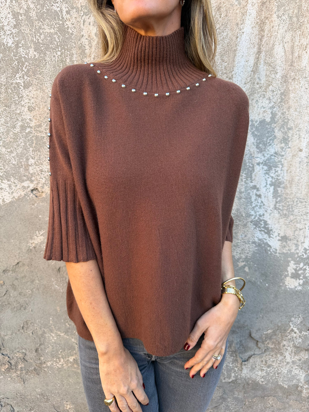 Chaleco medio cuello tachas café