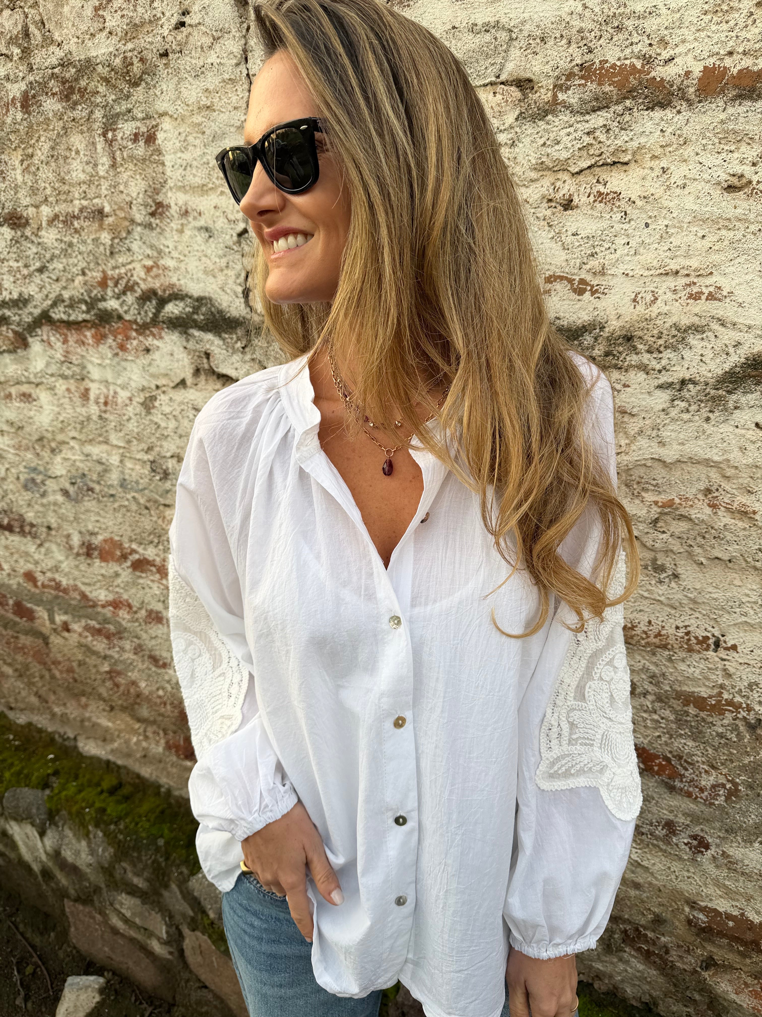 Blusa manga globo bordados blanca