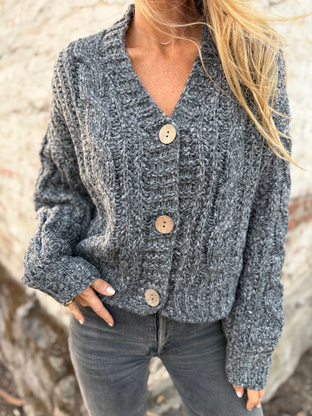 Chaleco trenzado botones madera gris