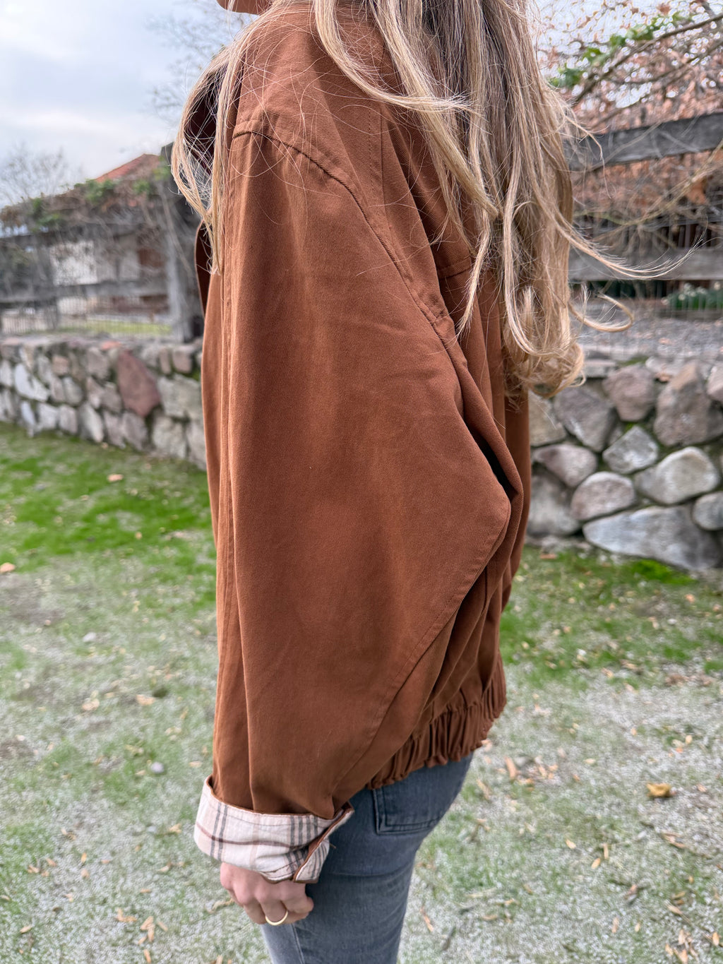 Bomber gabardina detalle escocés terracota