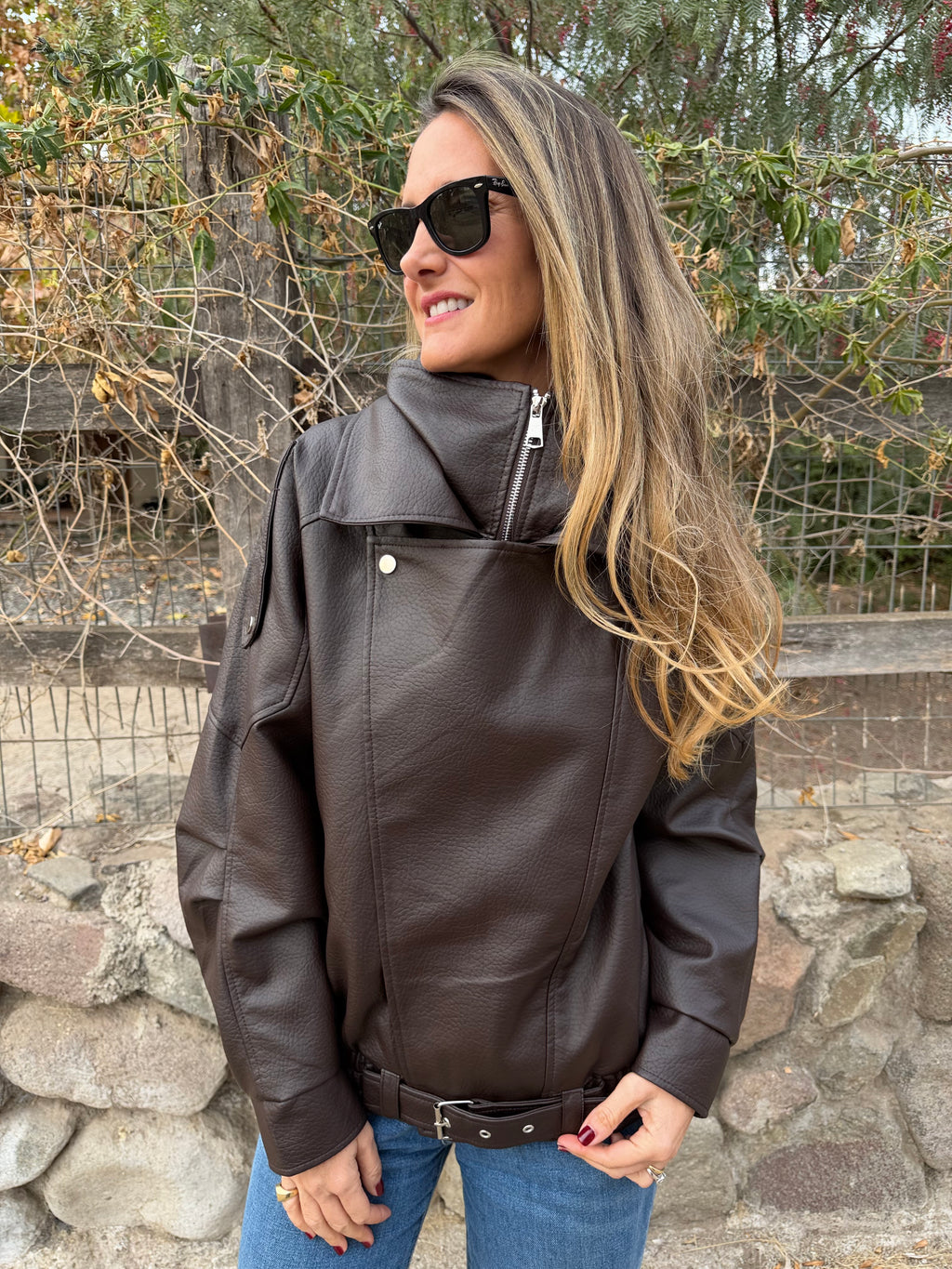 Aviadora efecto cuero funnel neck chocolate