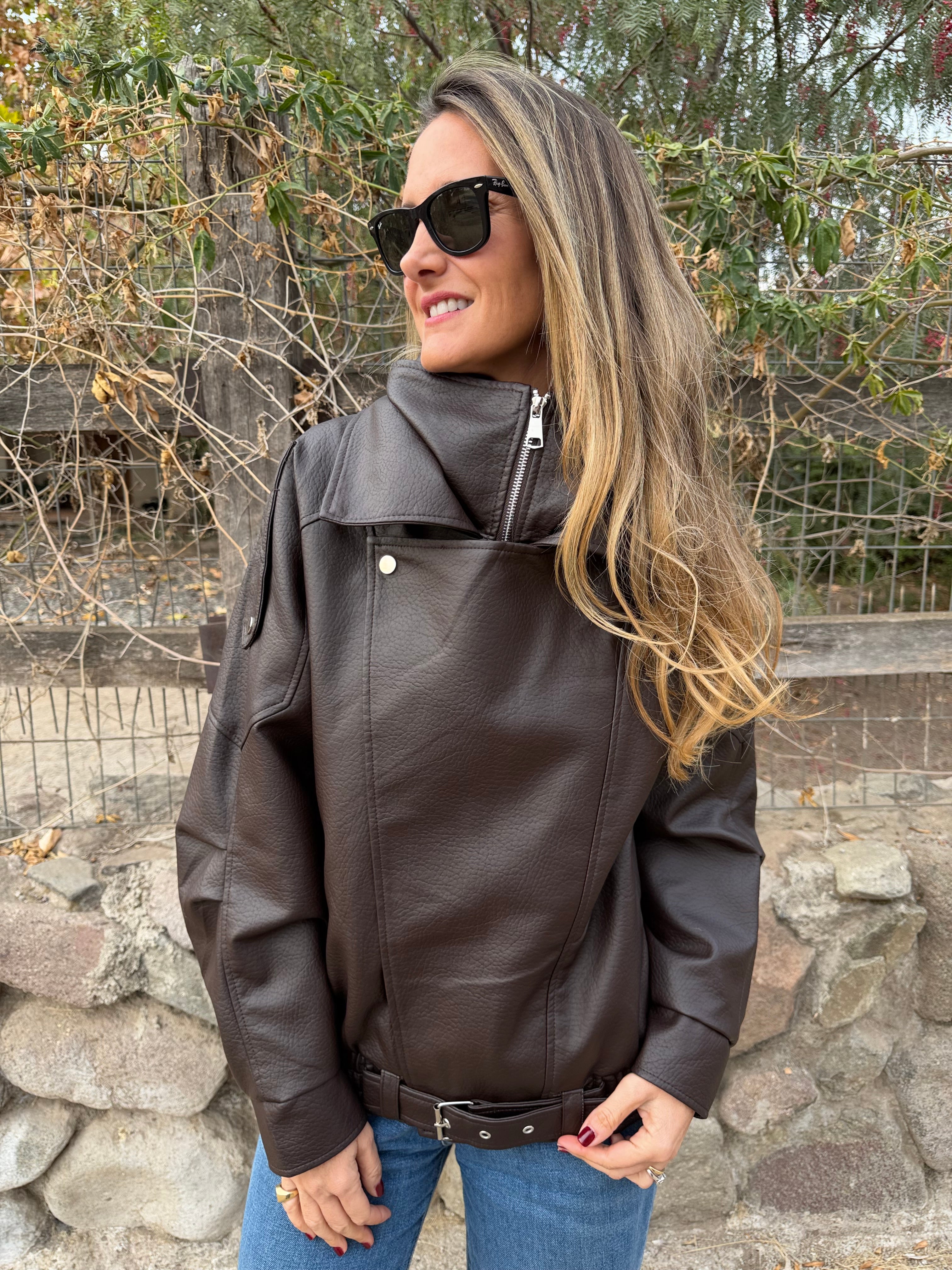 Aviadora efecto cuero funnel neck chocolate