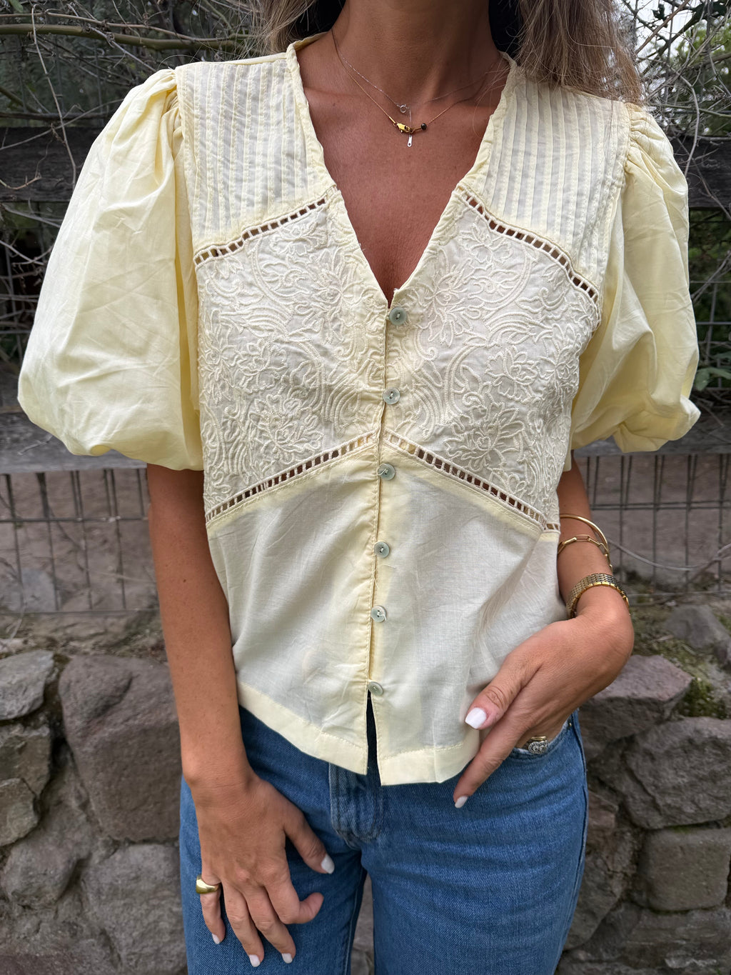 New blusa mangas abullonadas bordados amarilla