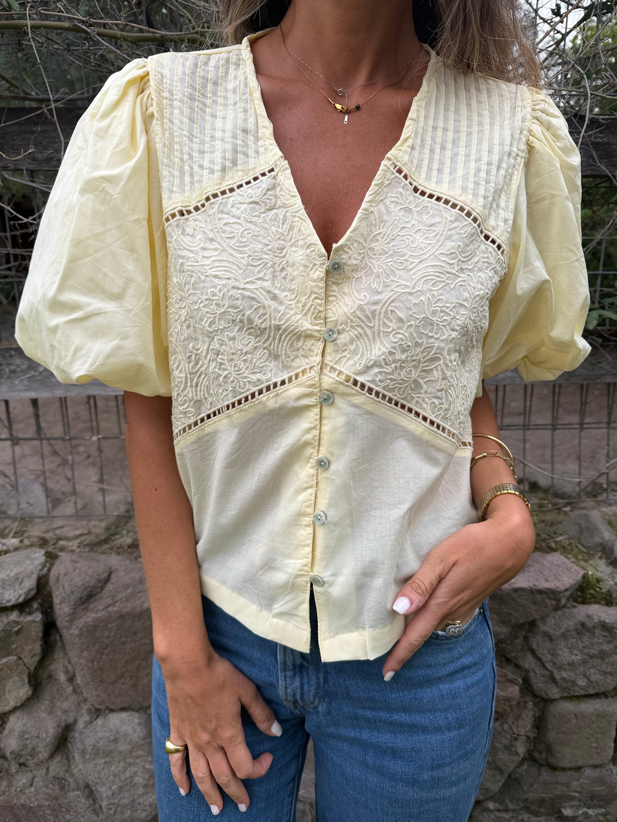New blusa mangas abullonadas bordados amarilla