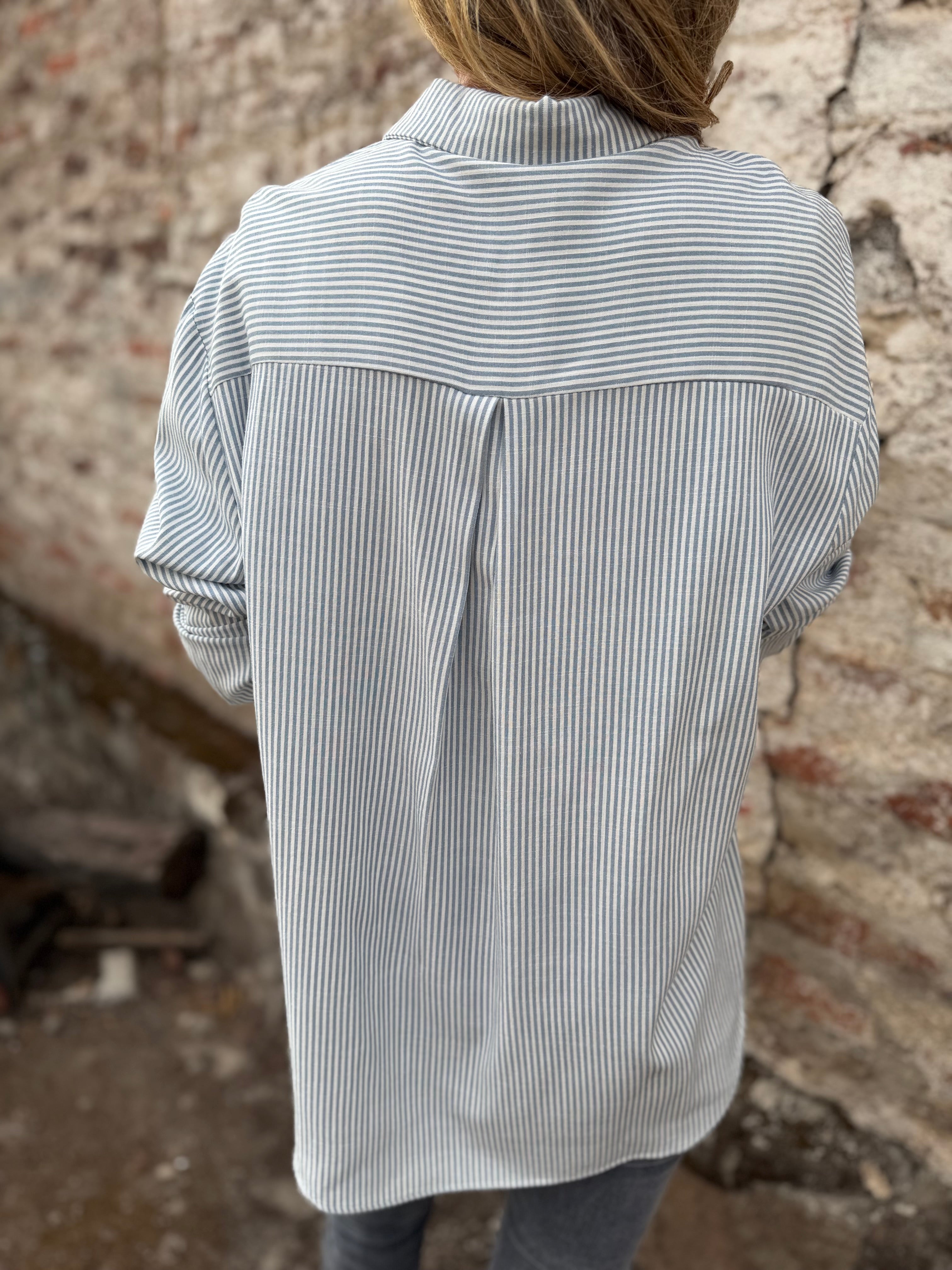 Blusa líneas delgadas celeste