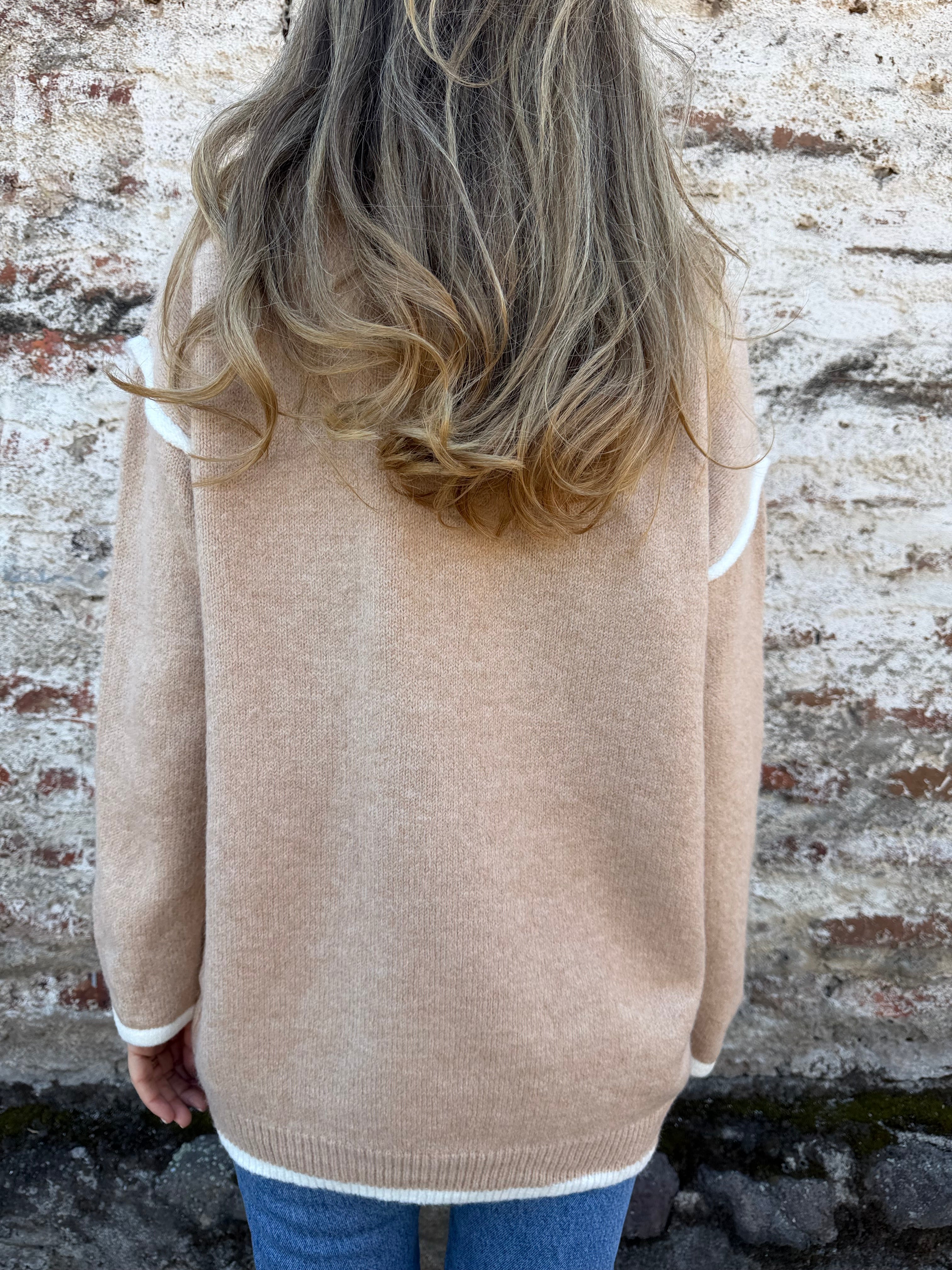 Chaleco ribete blanco simple beige