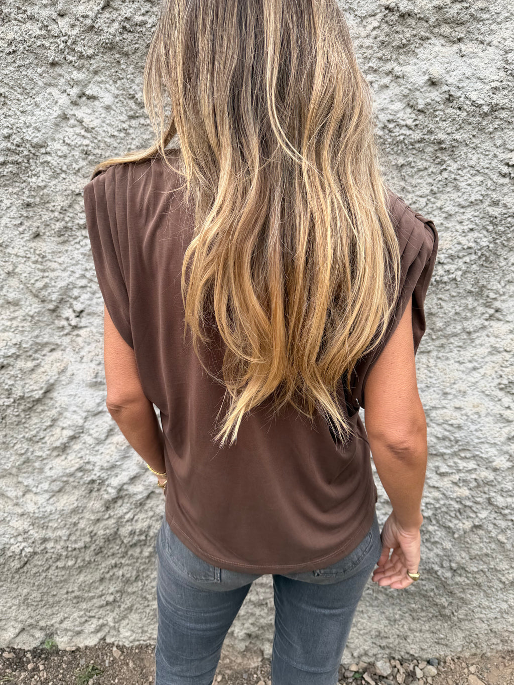 Polera hombreras plisadas café