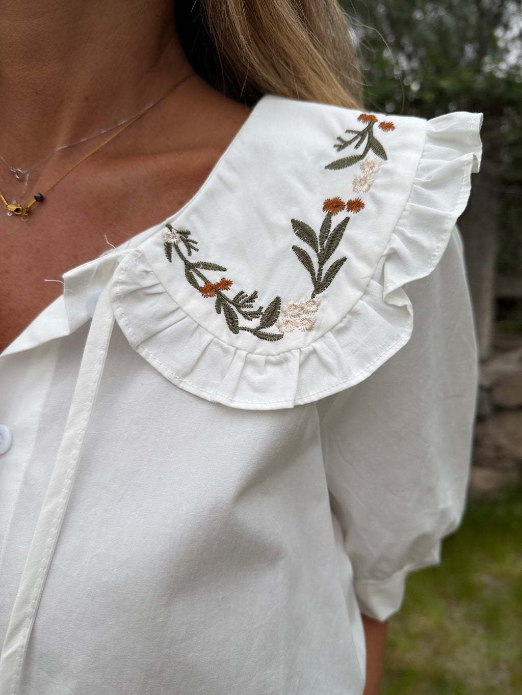 Blusa cuello bobo y flores blanca