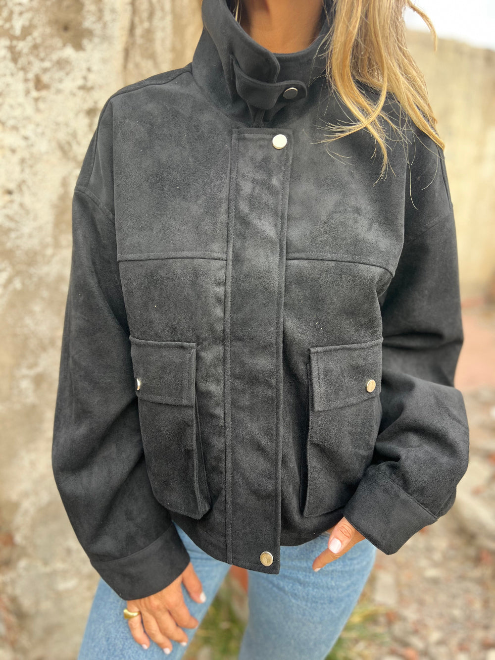 Chaqueta gamuza cuello broches negro