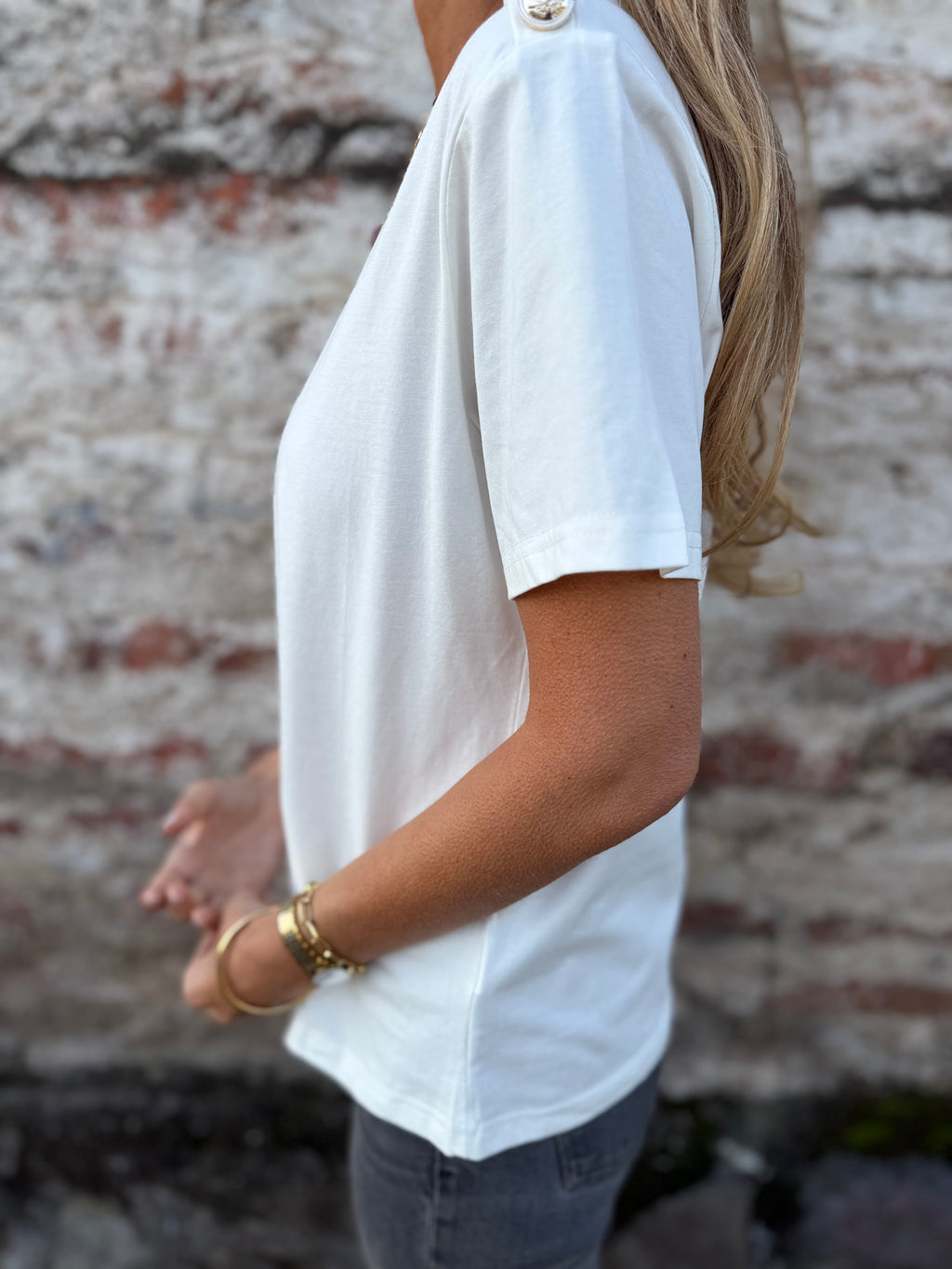 Polera botones hombros blanca