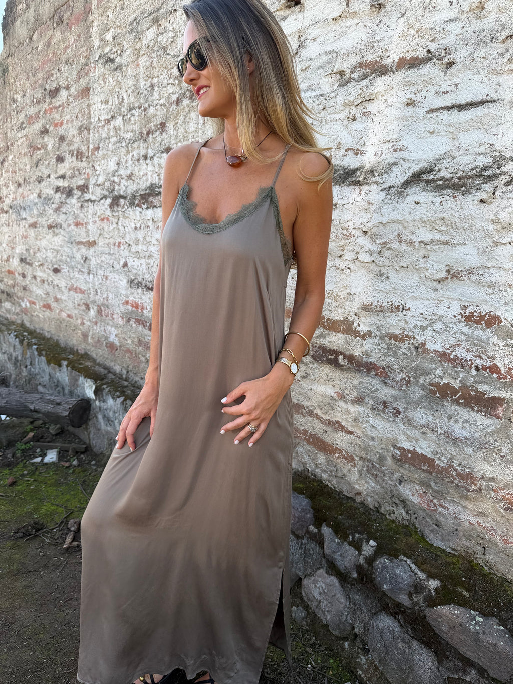 Vestido espalda encaje taupé