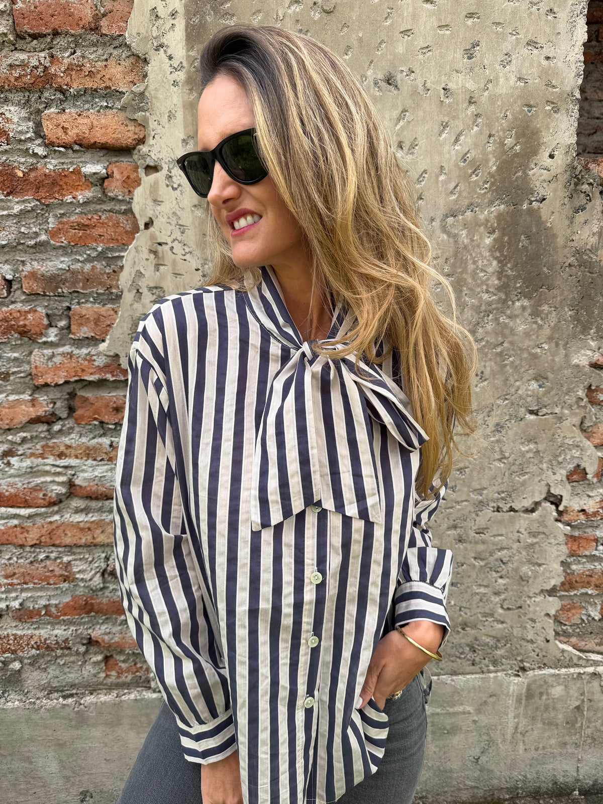 Blusa rayada rosetón azul