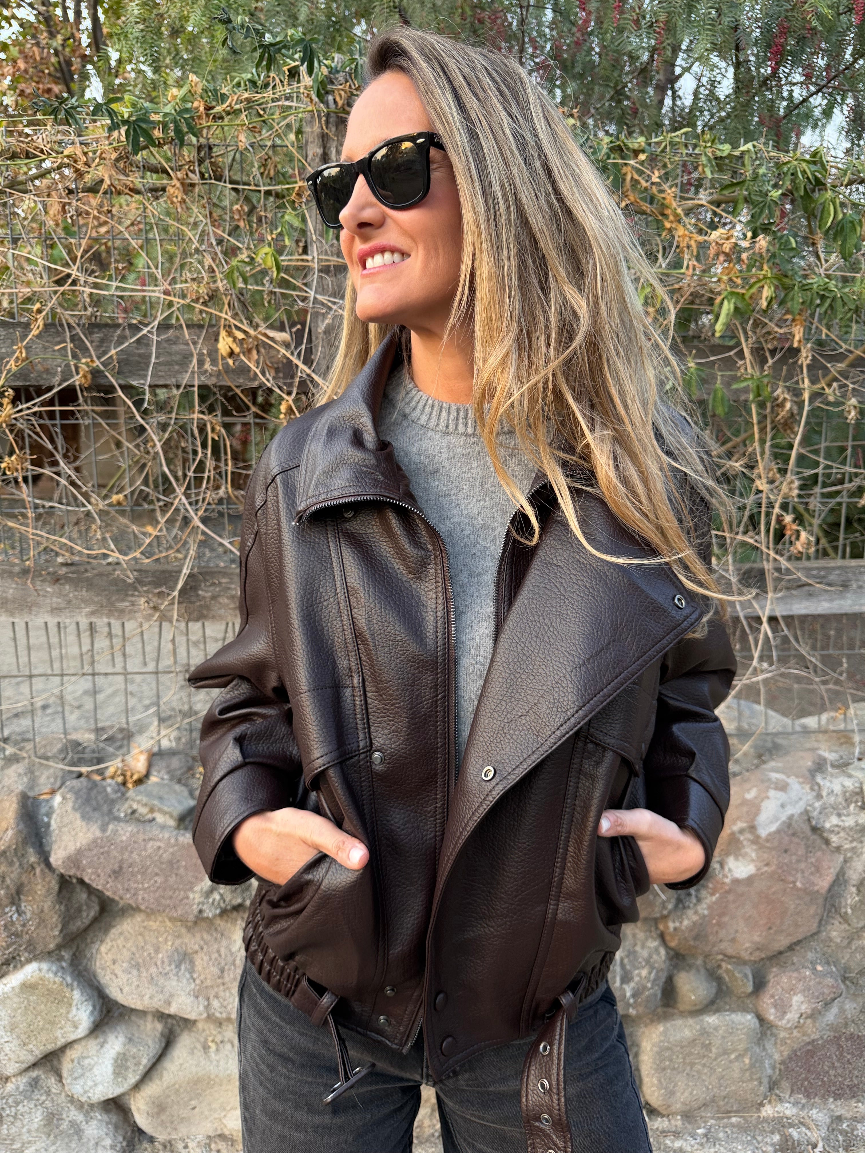 Bomber efecto cuero top chocolate