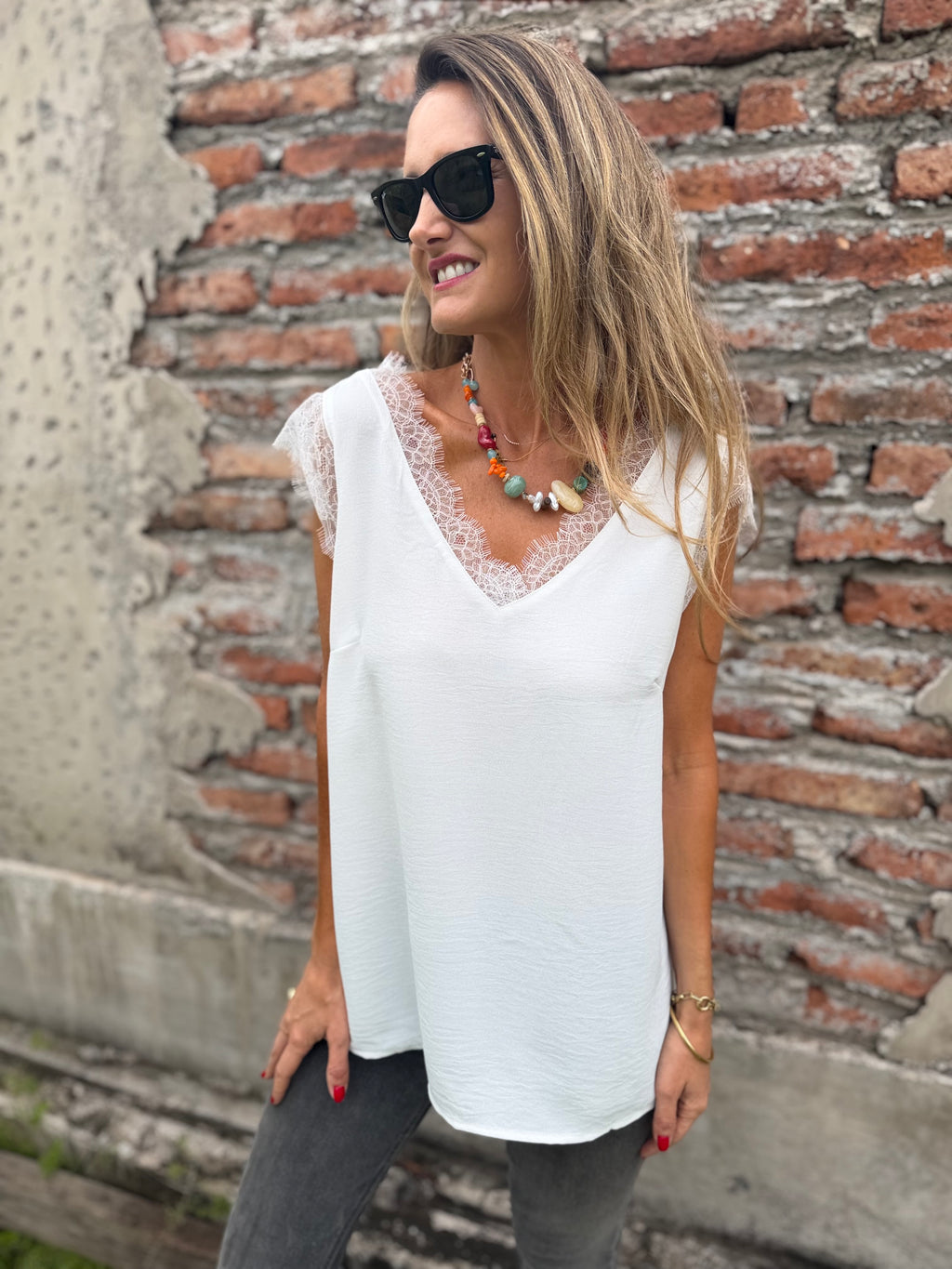Polera viscosa bordes encaje blanca