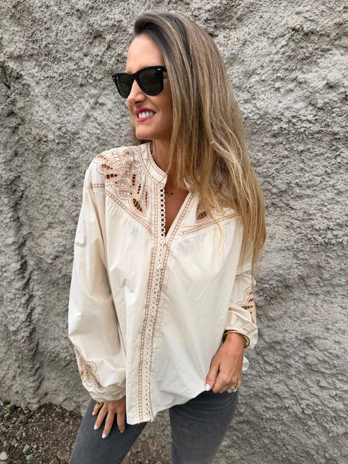 Blusa botoncitos coqueta broderie beige