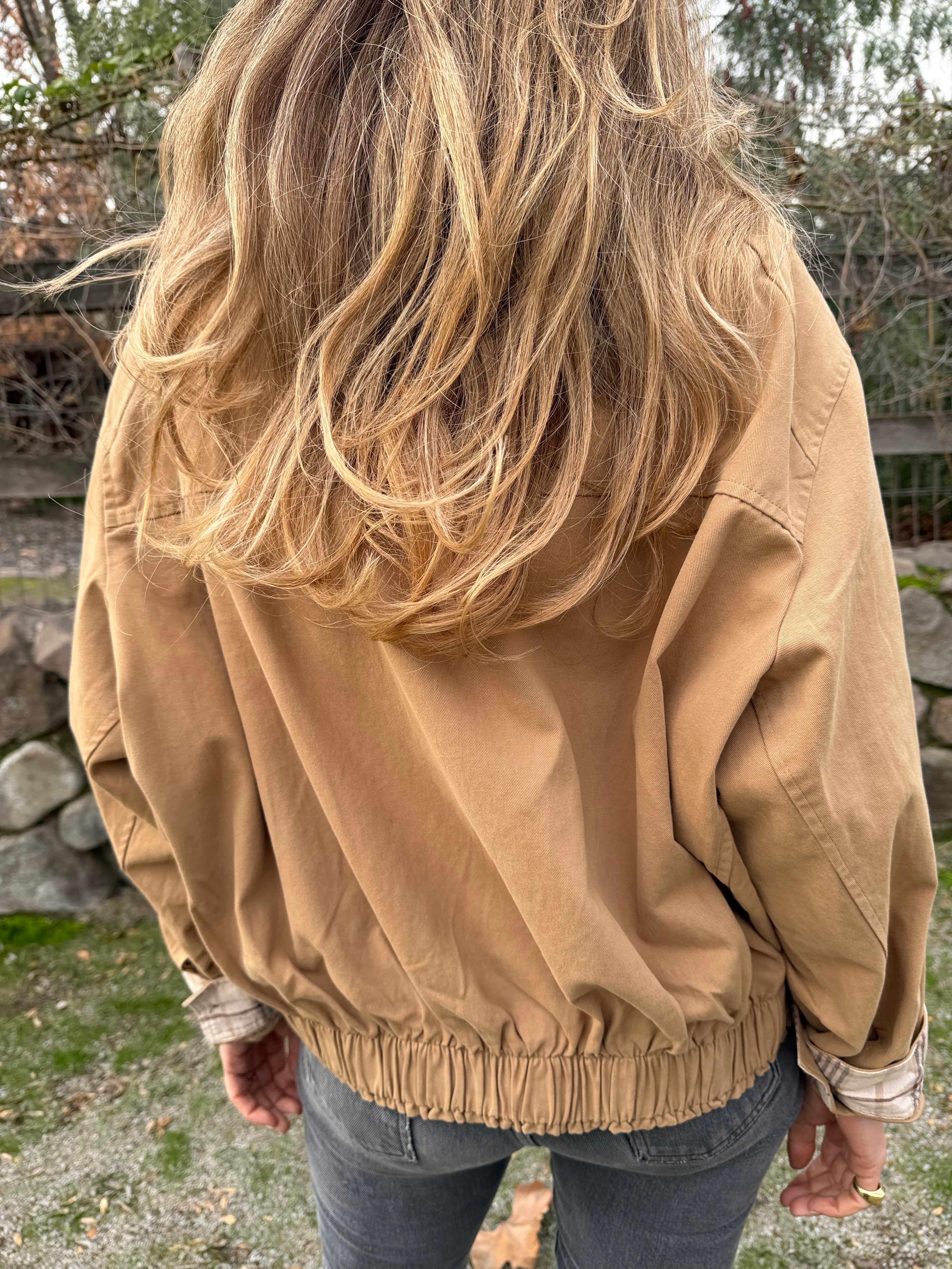 Bomber gabardina detalle escocés camel