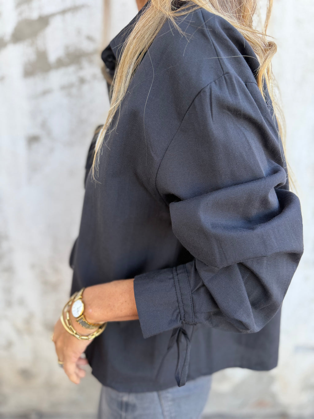 Blusa amarritas y botones escondidos negra