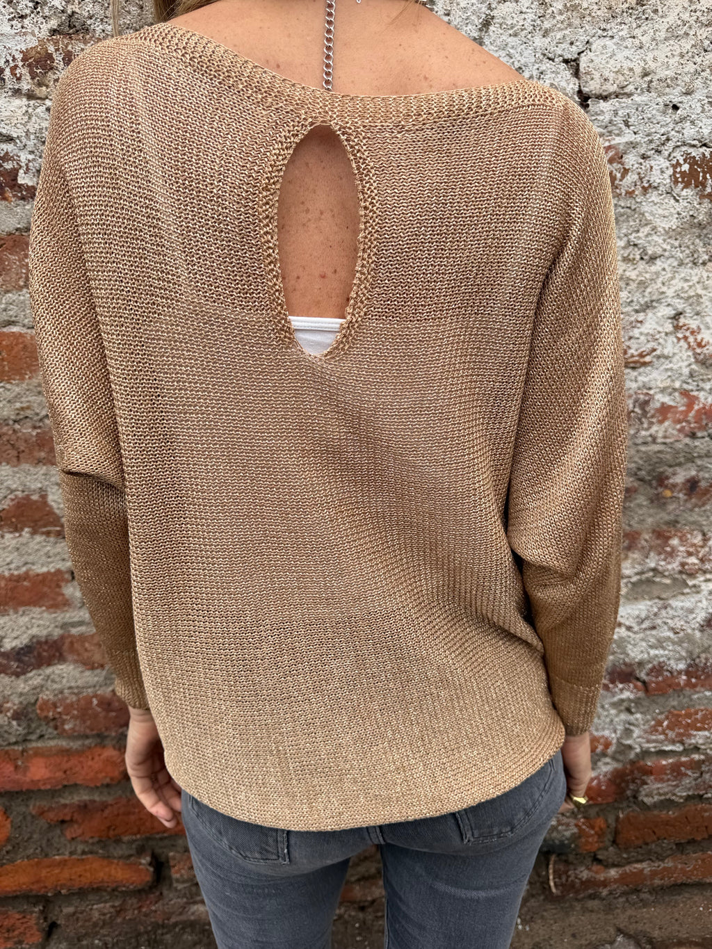 Chaleco hilo detalles dorados camel
