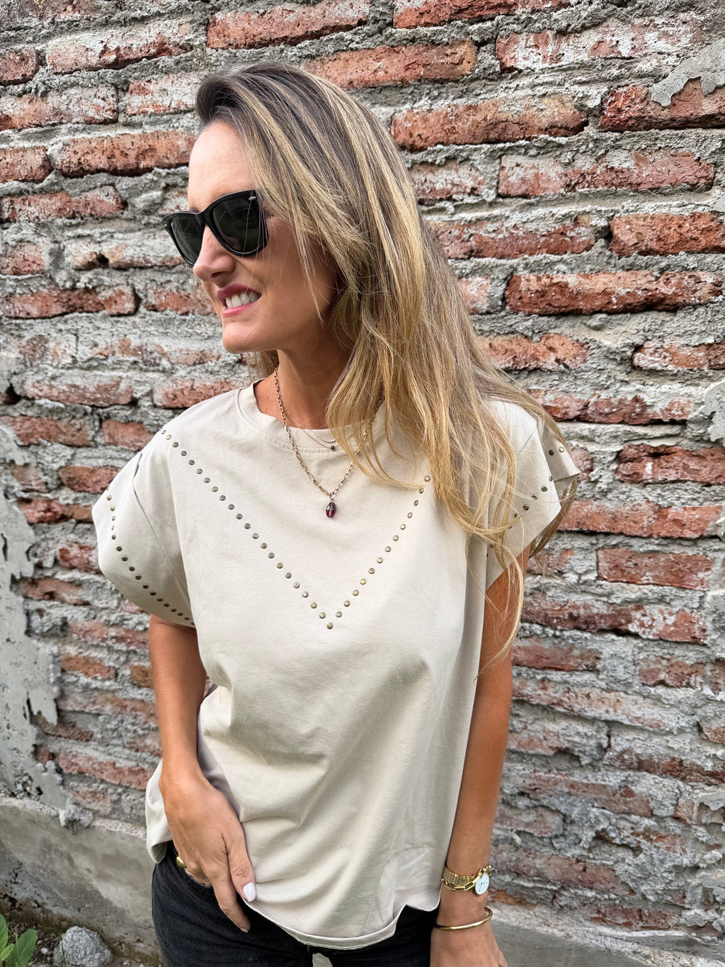 Polera tachitas beige