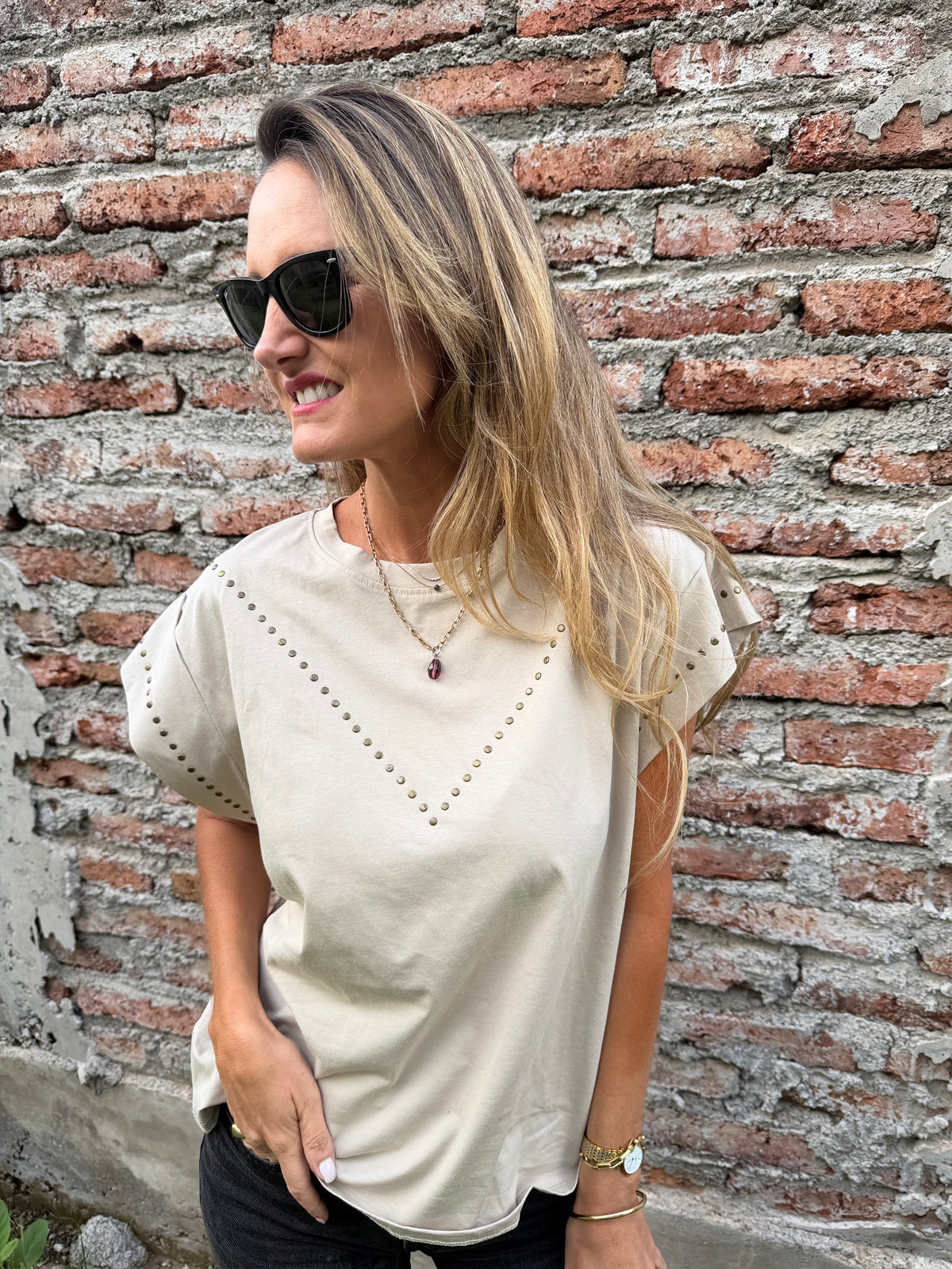 Polera tachitas beige