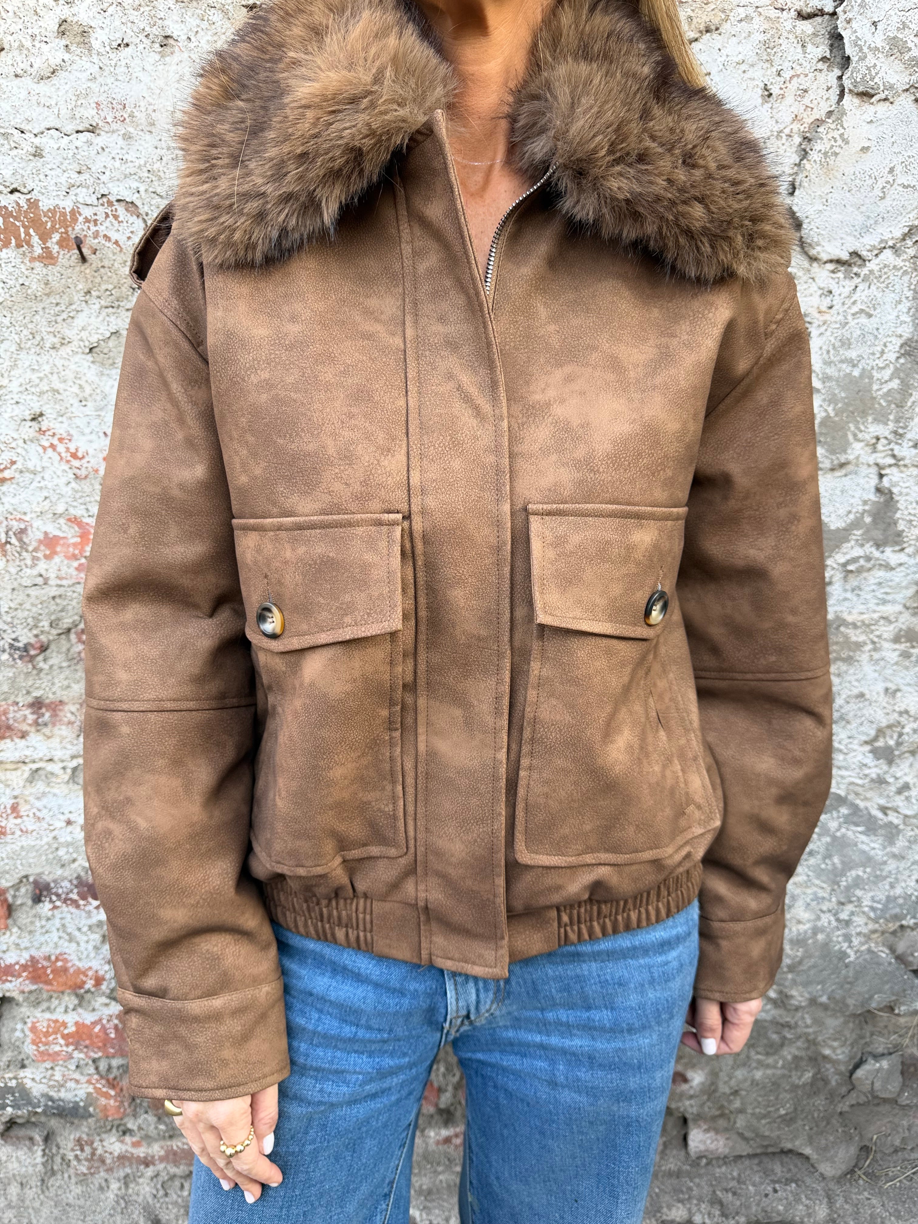 Chaqueta acolchada ecocuero opaco cuello removible piel caramelo