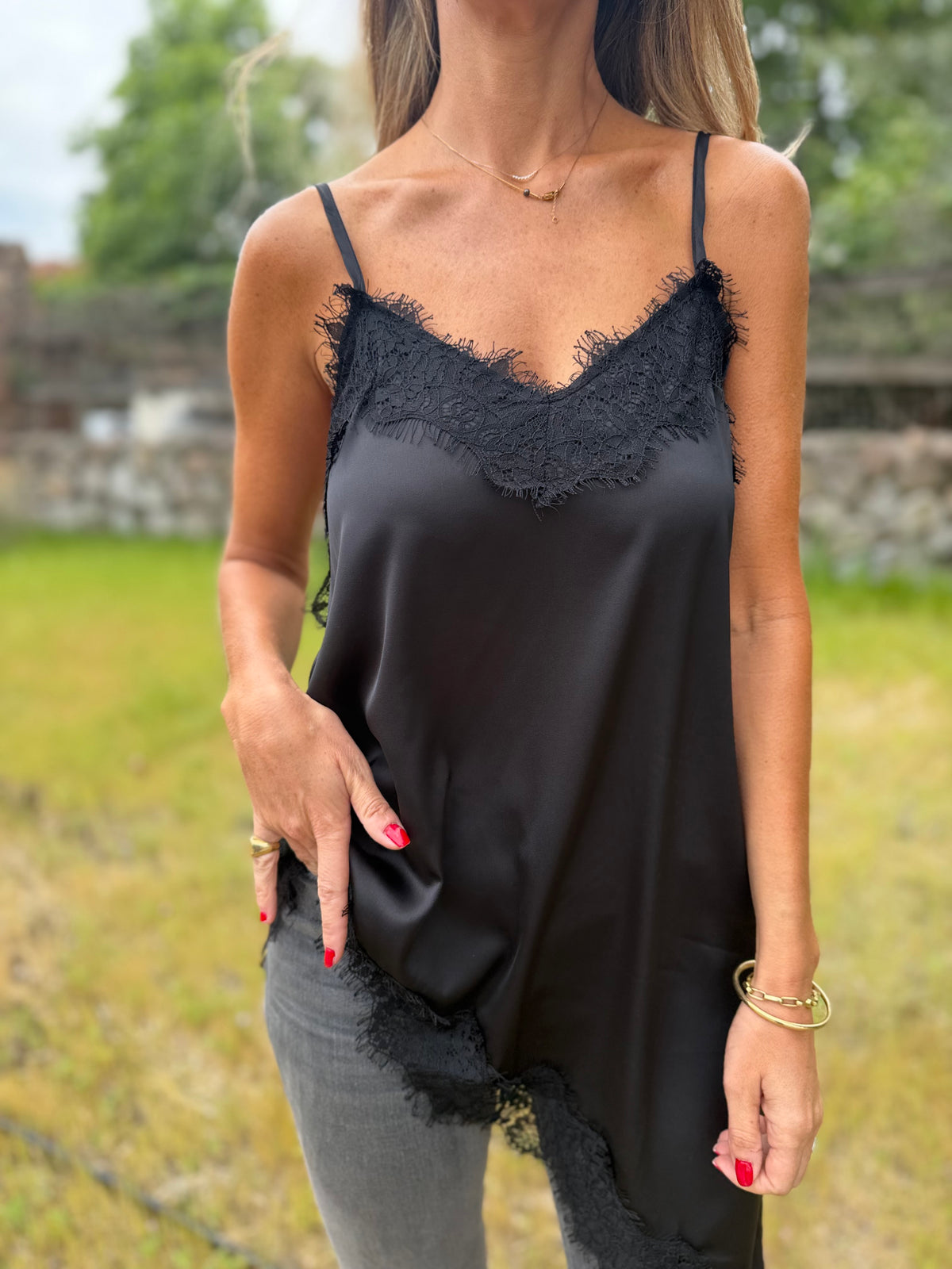 Blusa raso encaje irregular negra