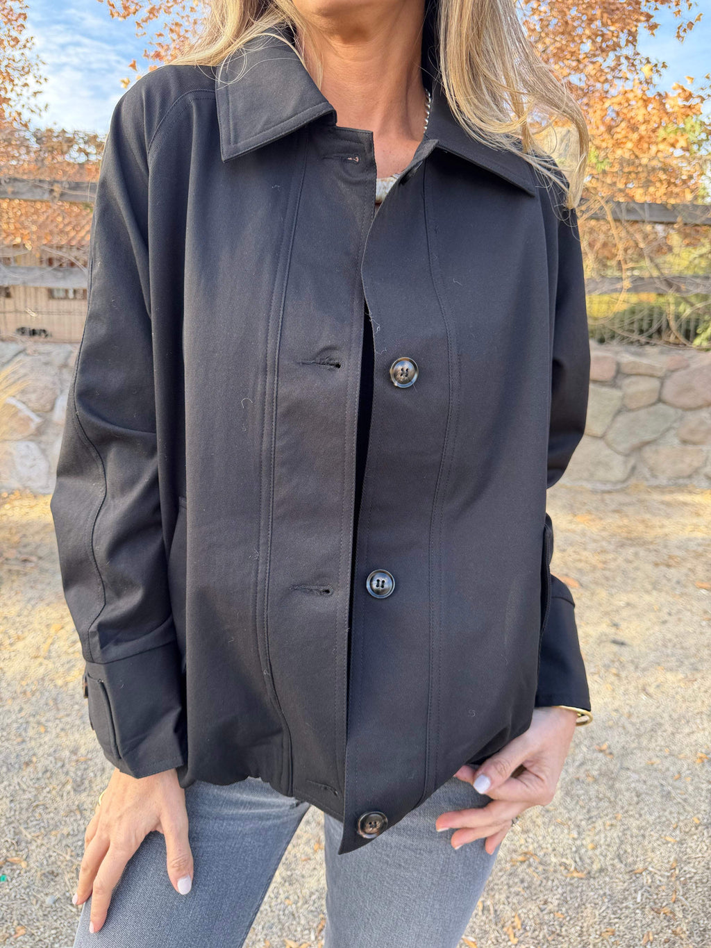 Chaqueta gabardina clásica negra