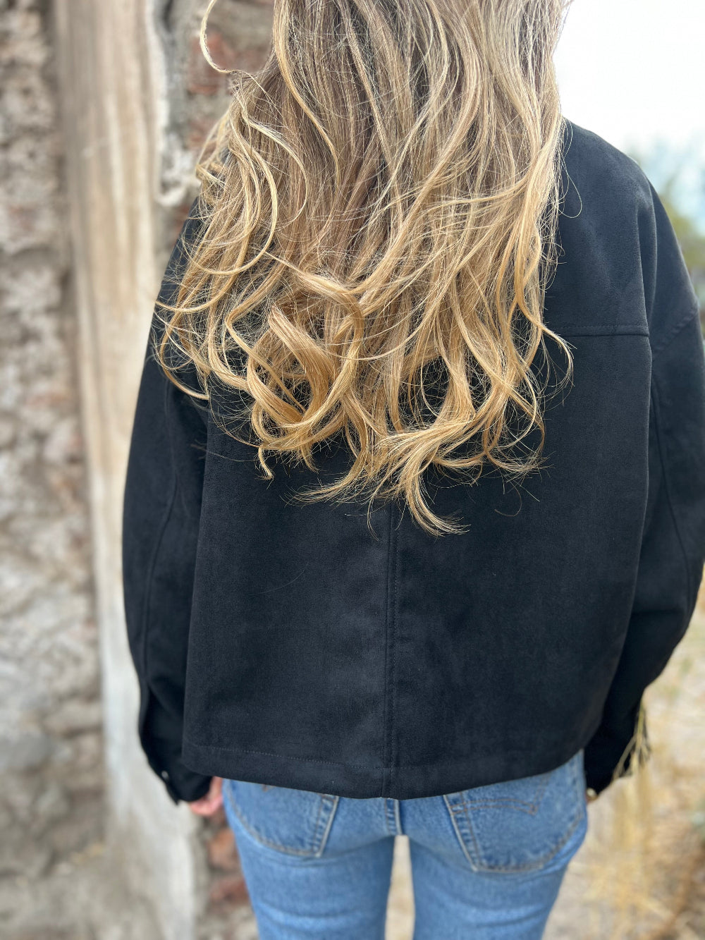 Chaqueta gamuza cuello broches negro