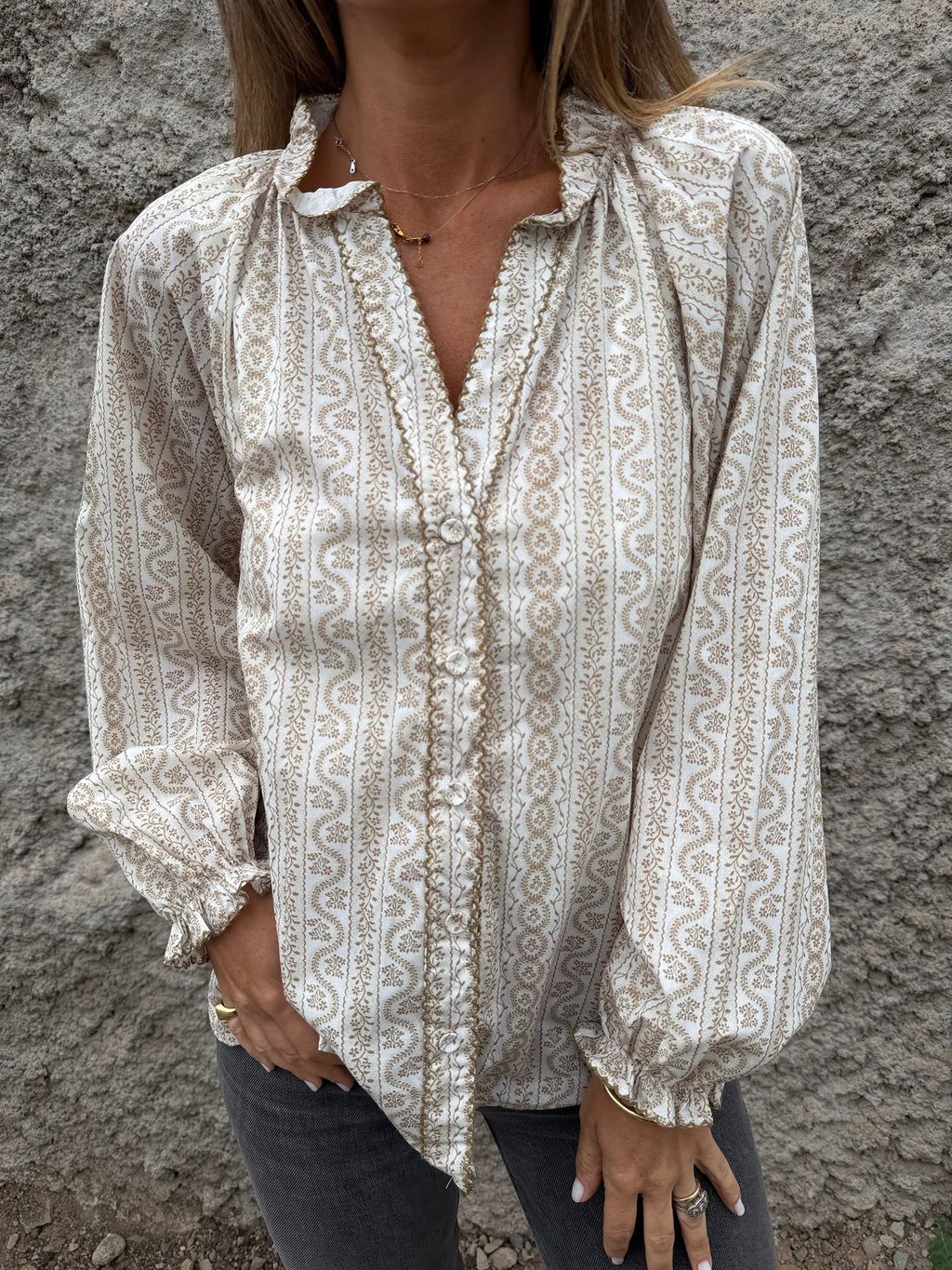 Blusa diseños y manga globo beige