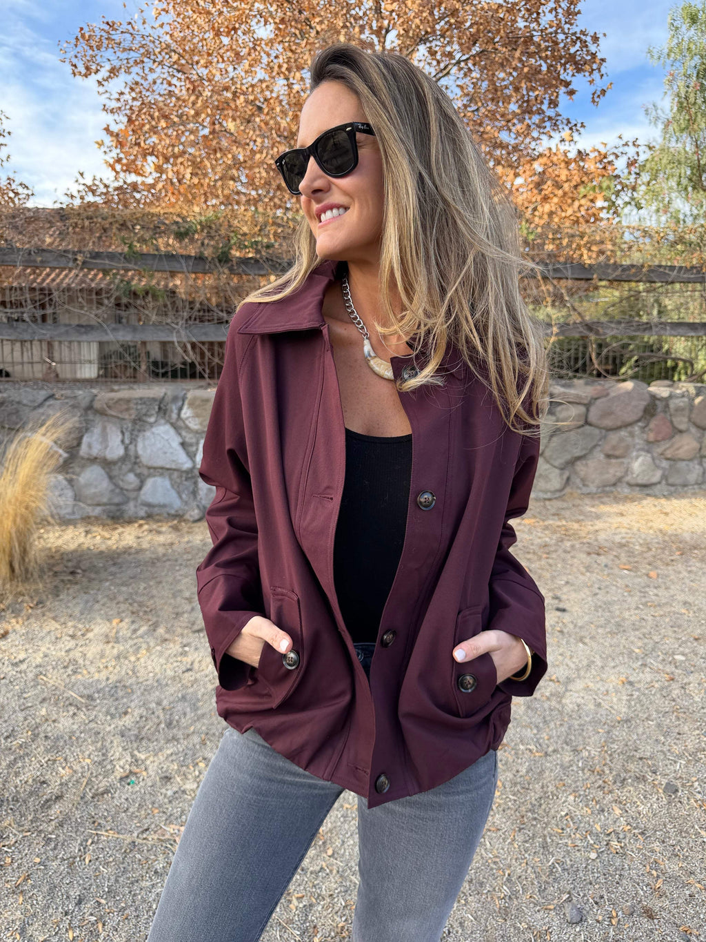 Chaqueta gabardina clásica burdeo