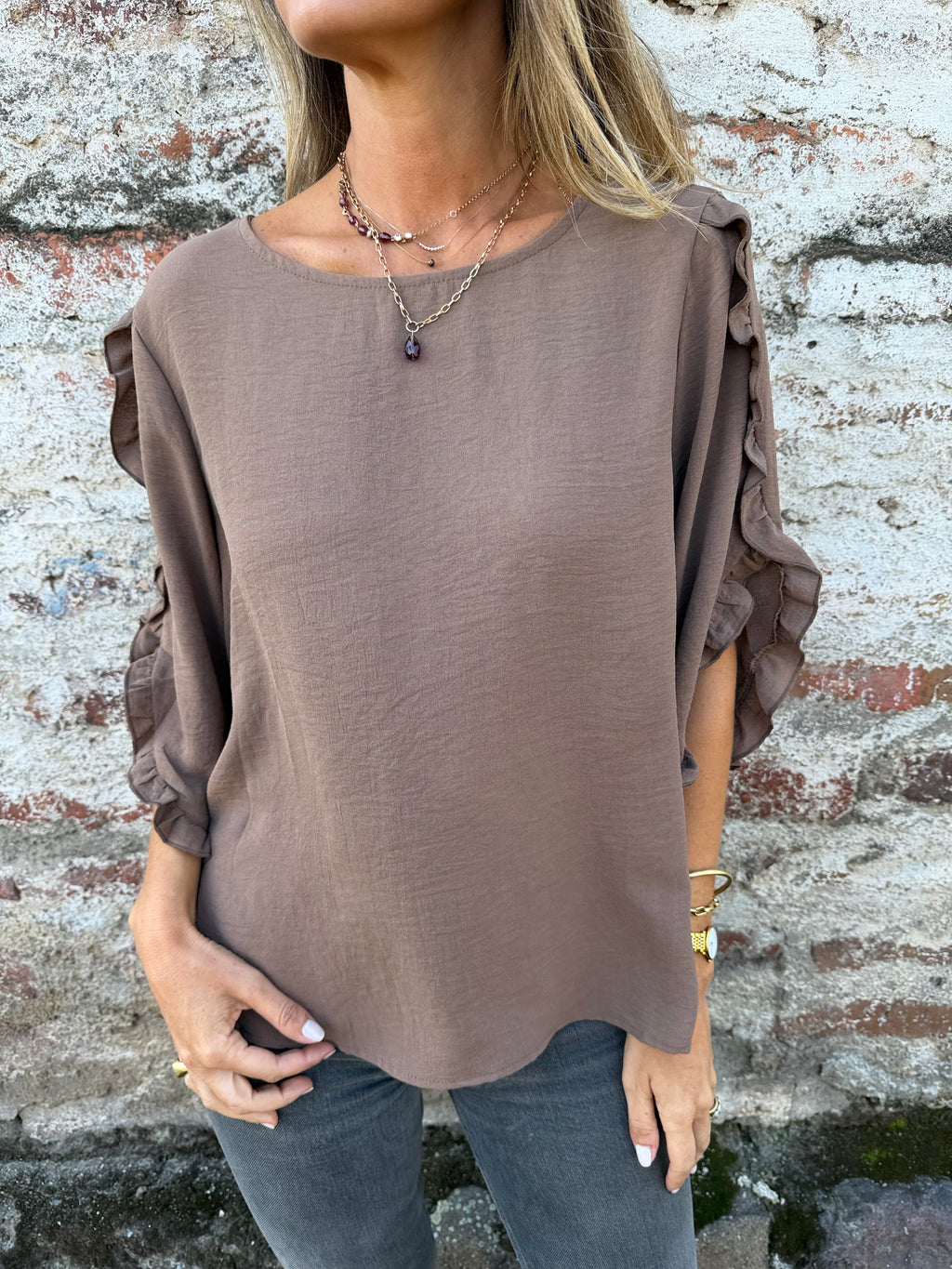 Blusa crep vuelitos mangas café