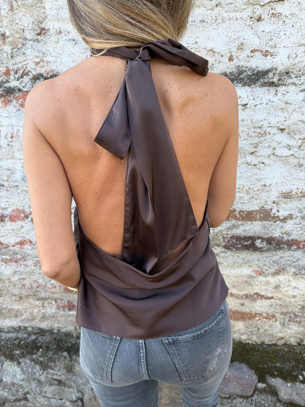 Blusa raso sin espalda café
