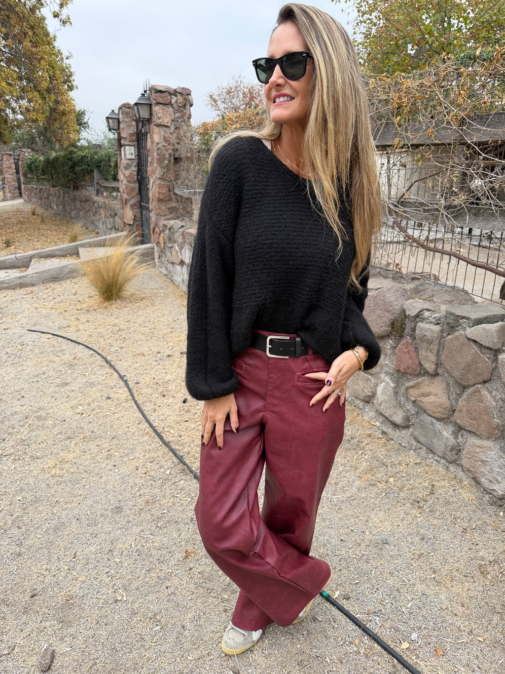 Pantalón ecocuero desgastado premium opaco burdeo