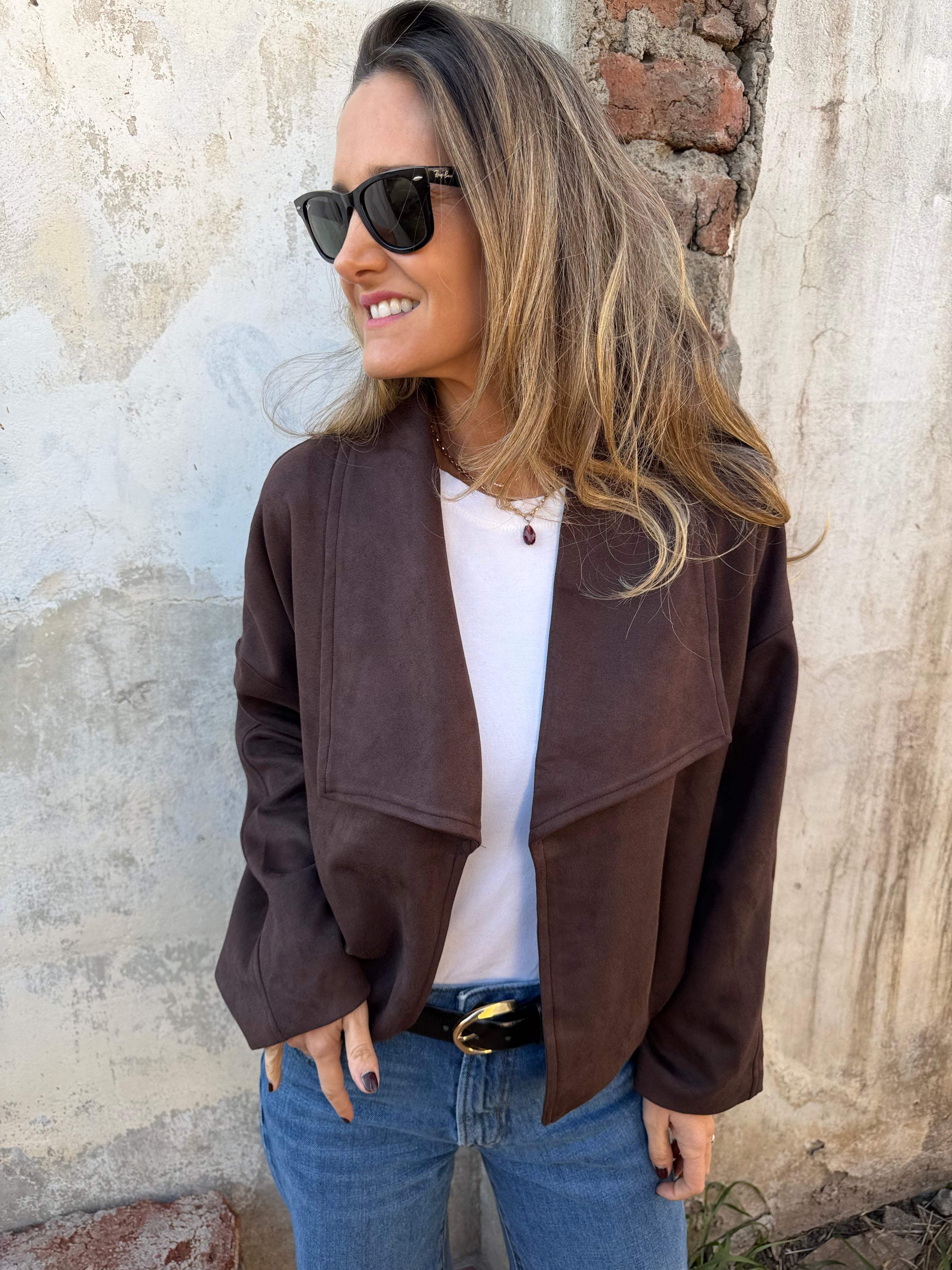 Chaqueta efecto gamuza solapa café oscuro