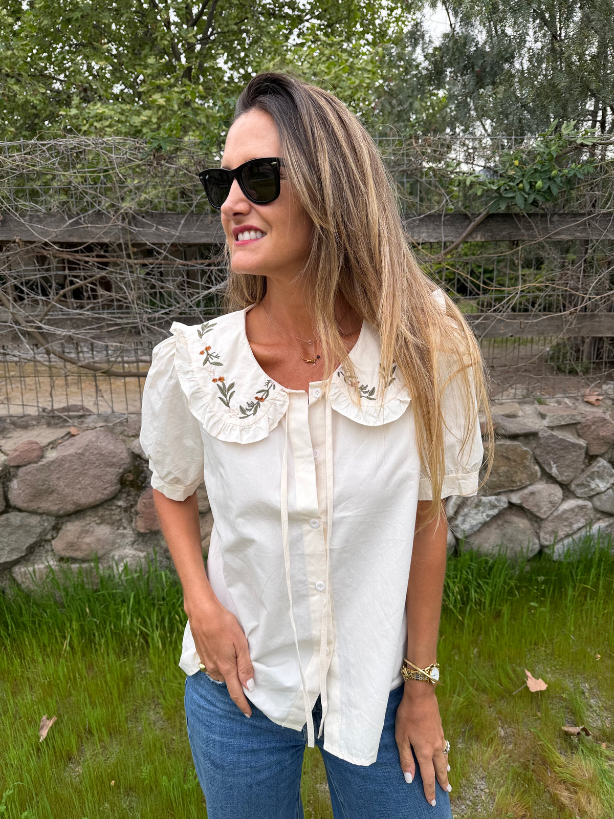 Blusa cuello bobo y flores mantequilla