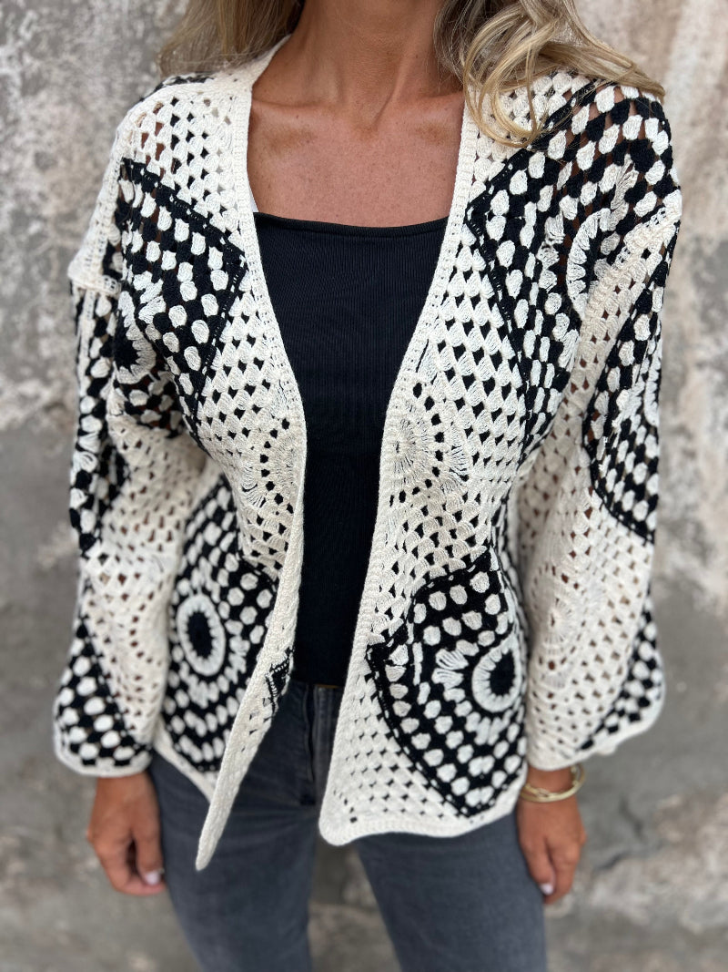 Chaleco negro-blanco macramé