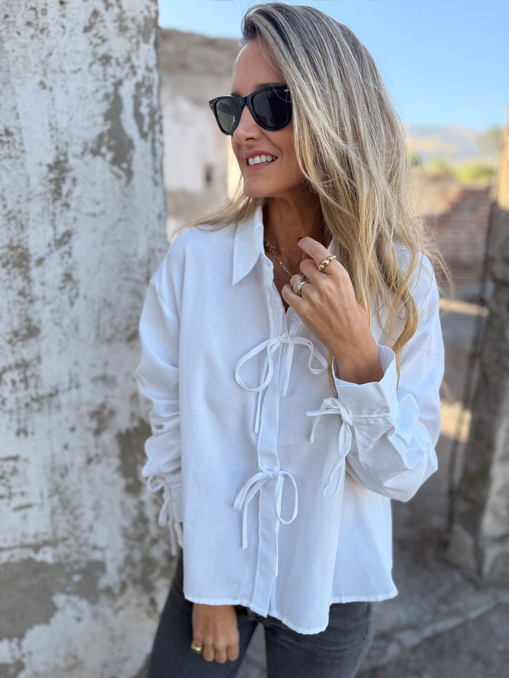 Blusa amarritas y botones escondidos blanca