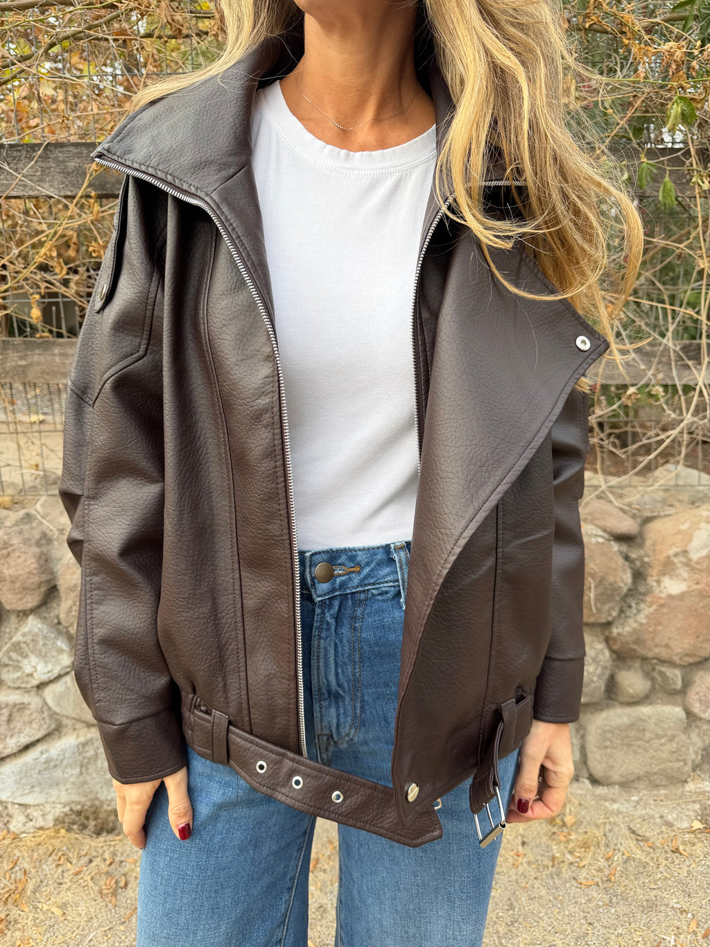 Aviadora efecto cuero funnel neck chocolate