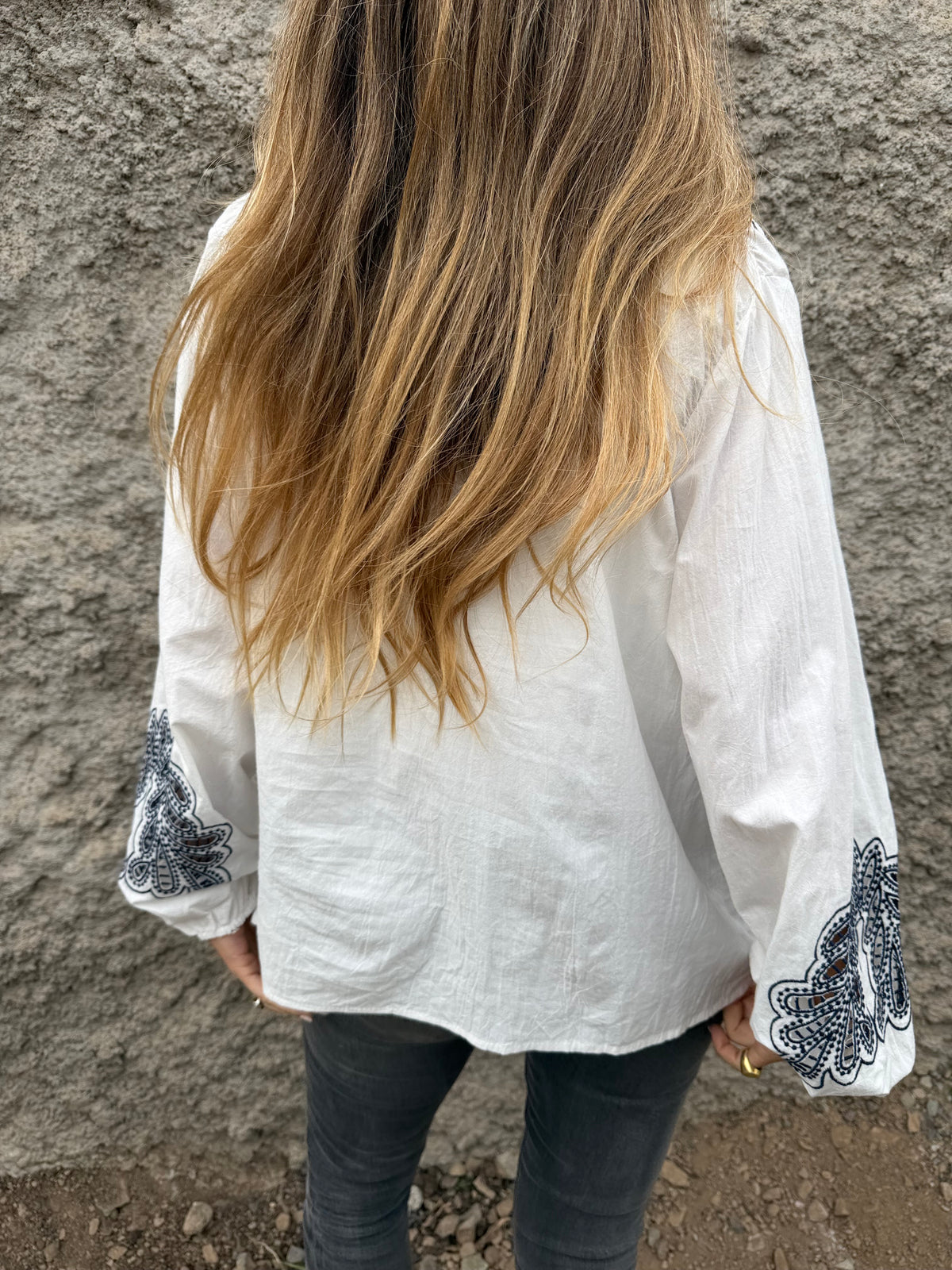 Blusa botoncitos coqueta broderie blanca