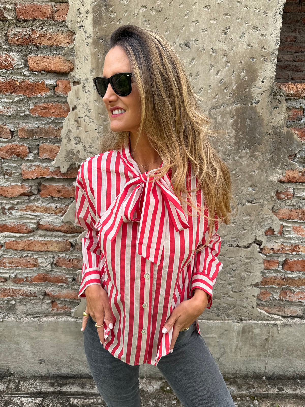 Blusa rayada rosetón roja
