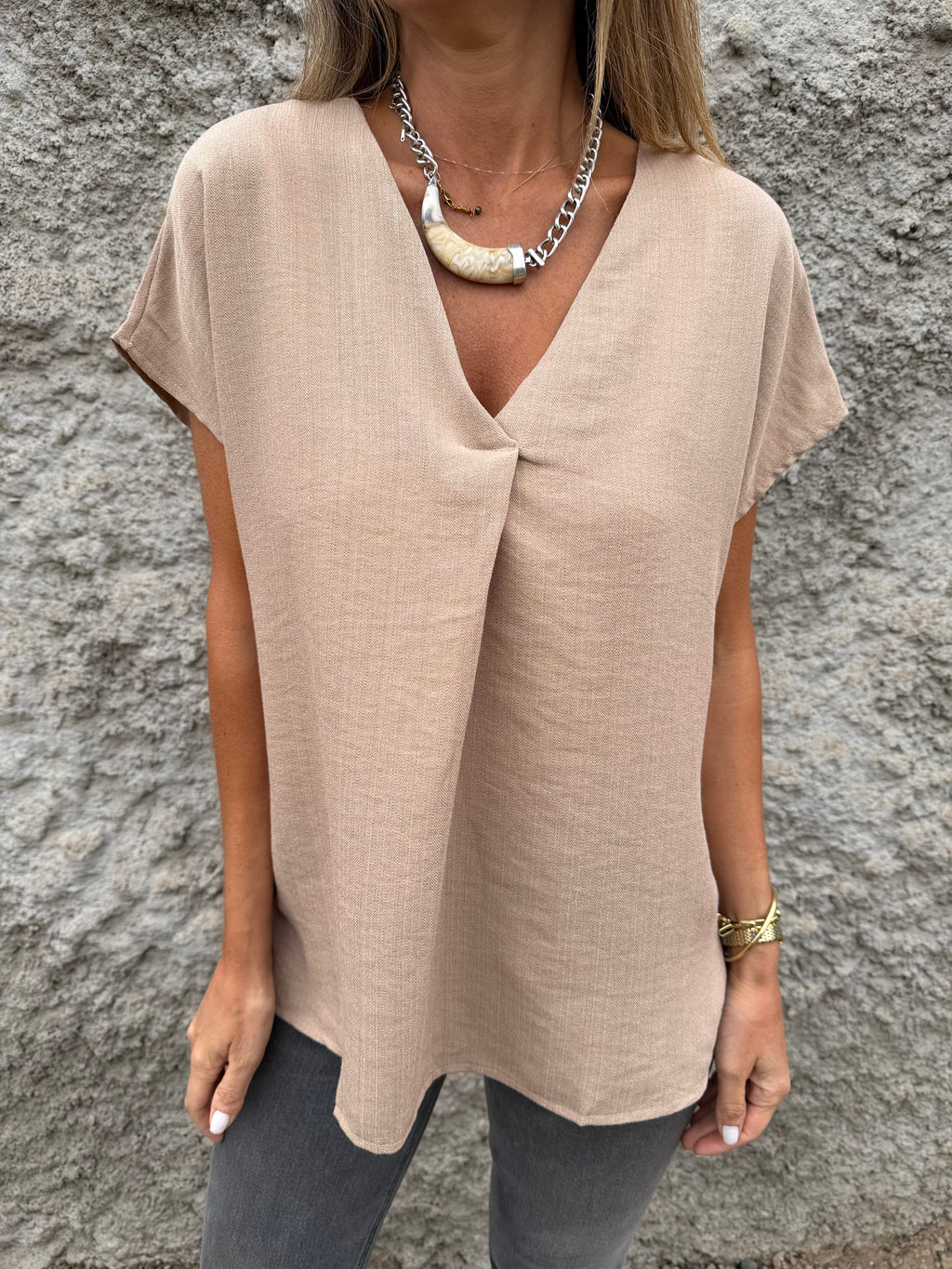 Blusa básica V pinza central camel