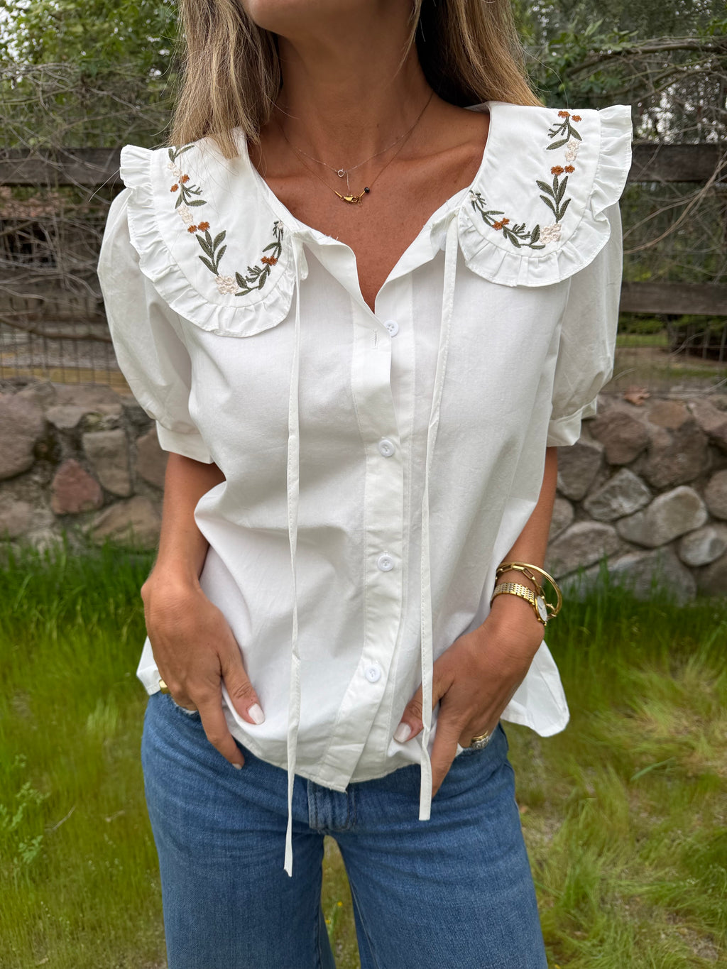 Blusa cuello bobo y flores blanca