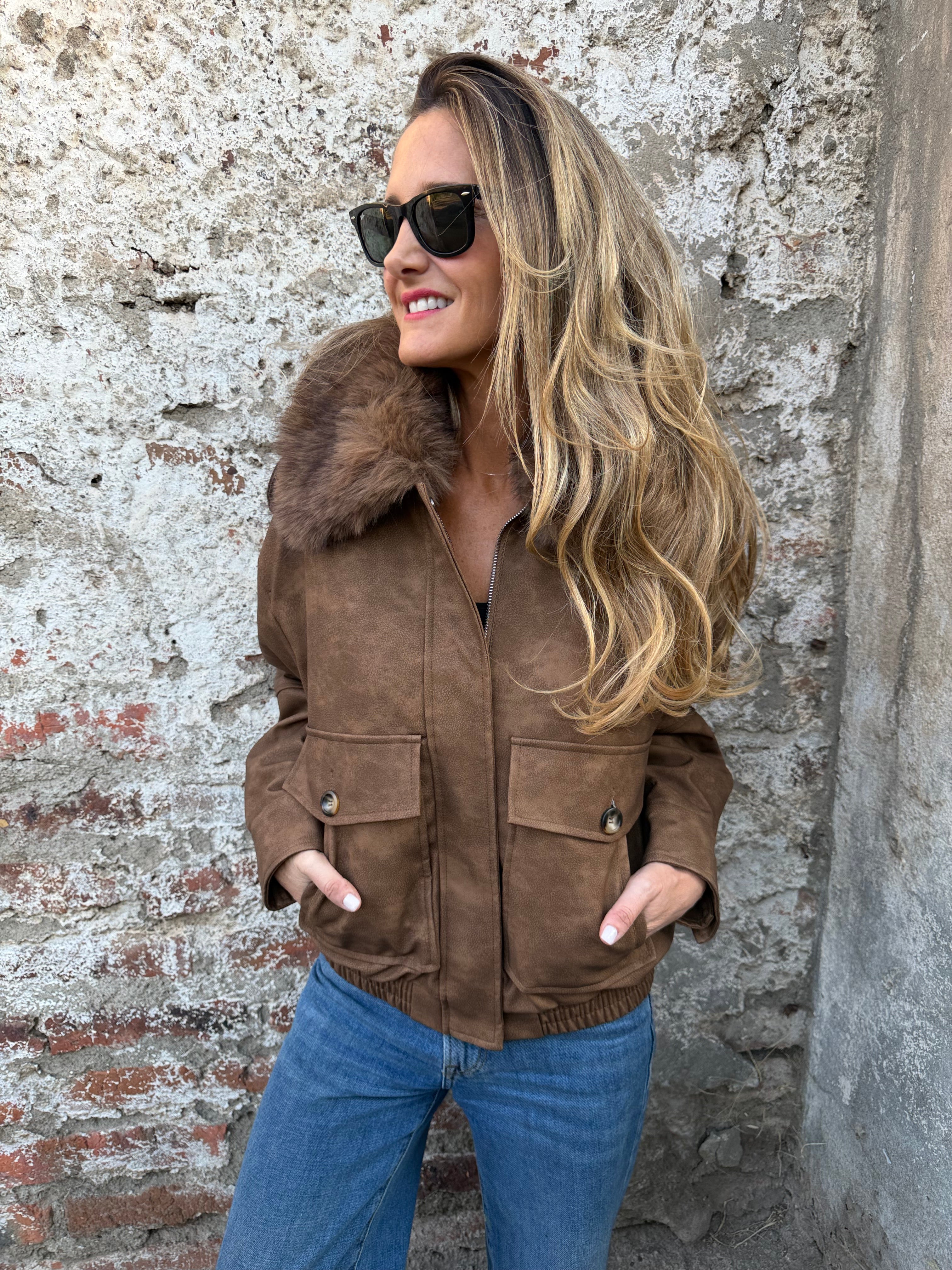 Chaqueta acolchada ecocuero opaco cuello removible piel caramelo