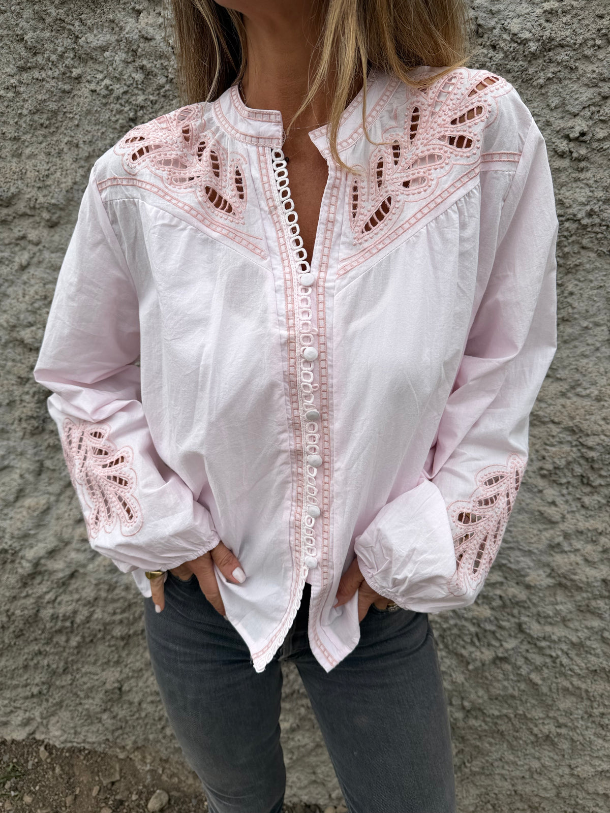 Blusa botoncitos coqueta broderie rosado
