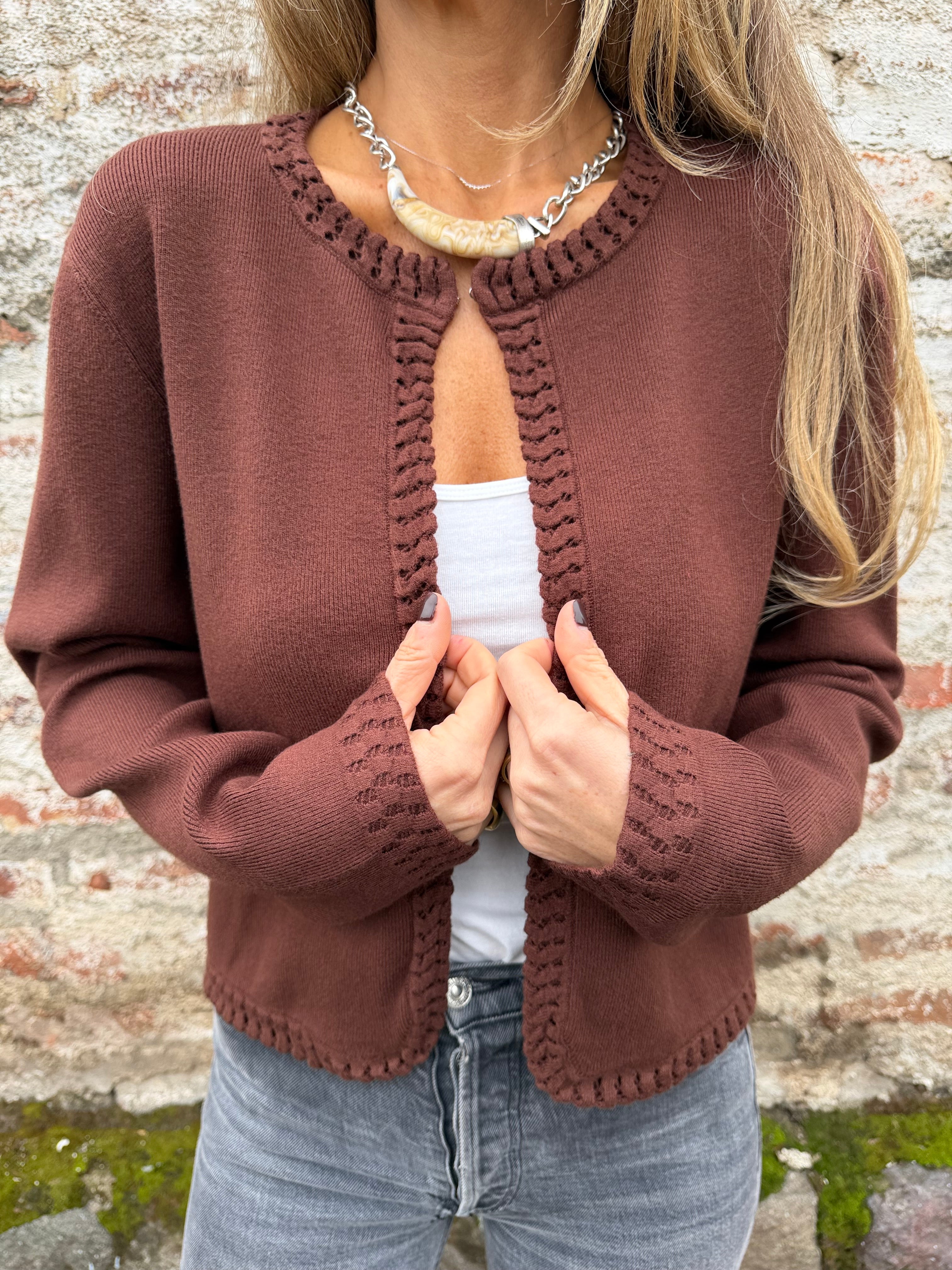 Chaquetita tejida detalles café