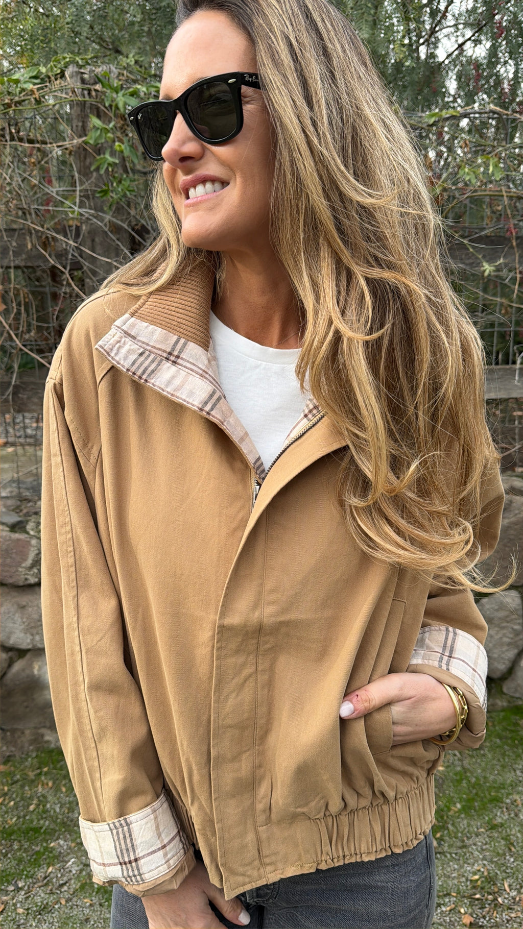 Bomber gabardina detalle escocés camel