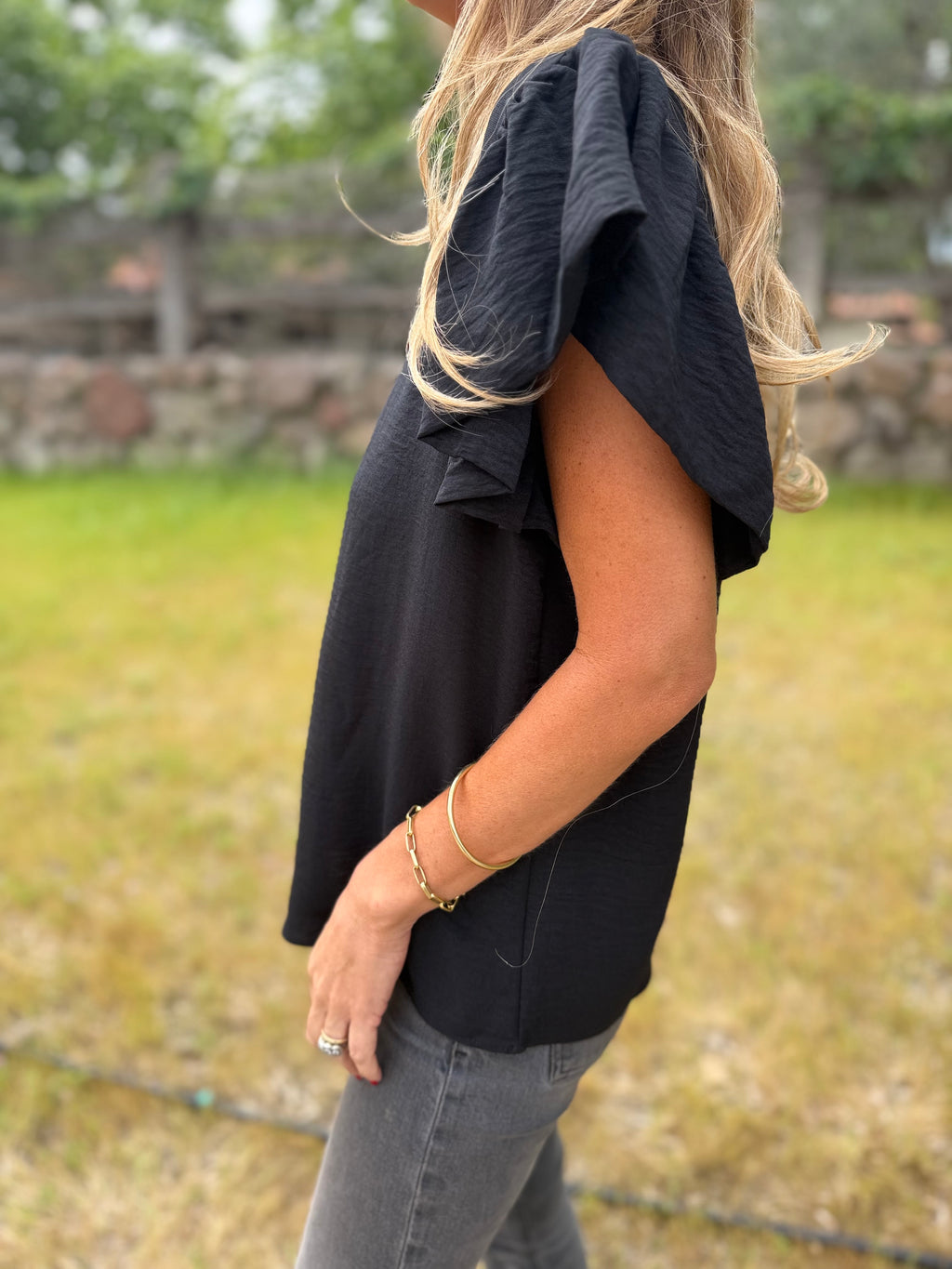 Blusa crep vuelitos mangas negra
